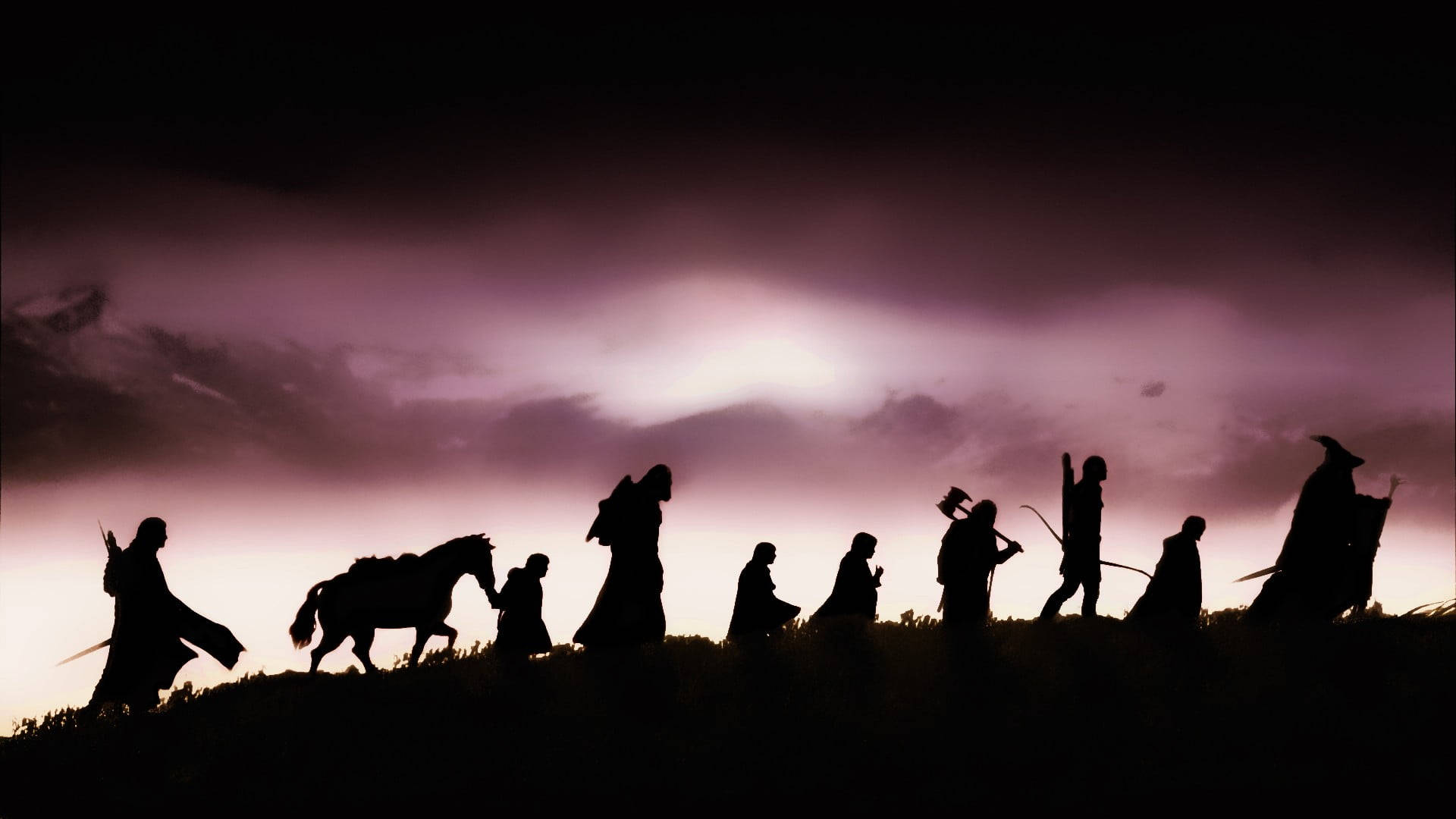 Lord Of The Rings Landscape 桌布 壁紙 — 剪影般的中世紀戰士和一匹馬站在山頂上，背景是戲劇性的紫色暮色天空。