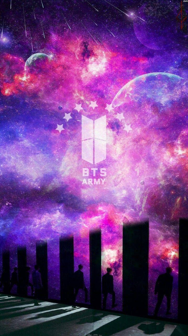粉絲剪影映襯著宇宙紫色星系，帶有 BTS ARMY 標誌。 — BTS 防彈少年團 粉絲 女孩 GIF 壁紙