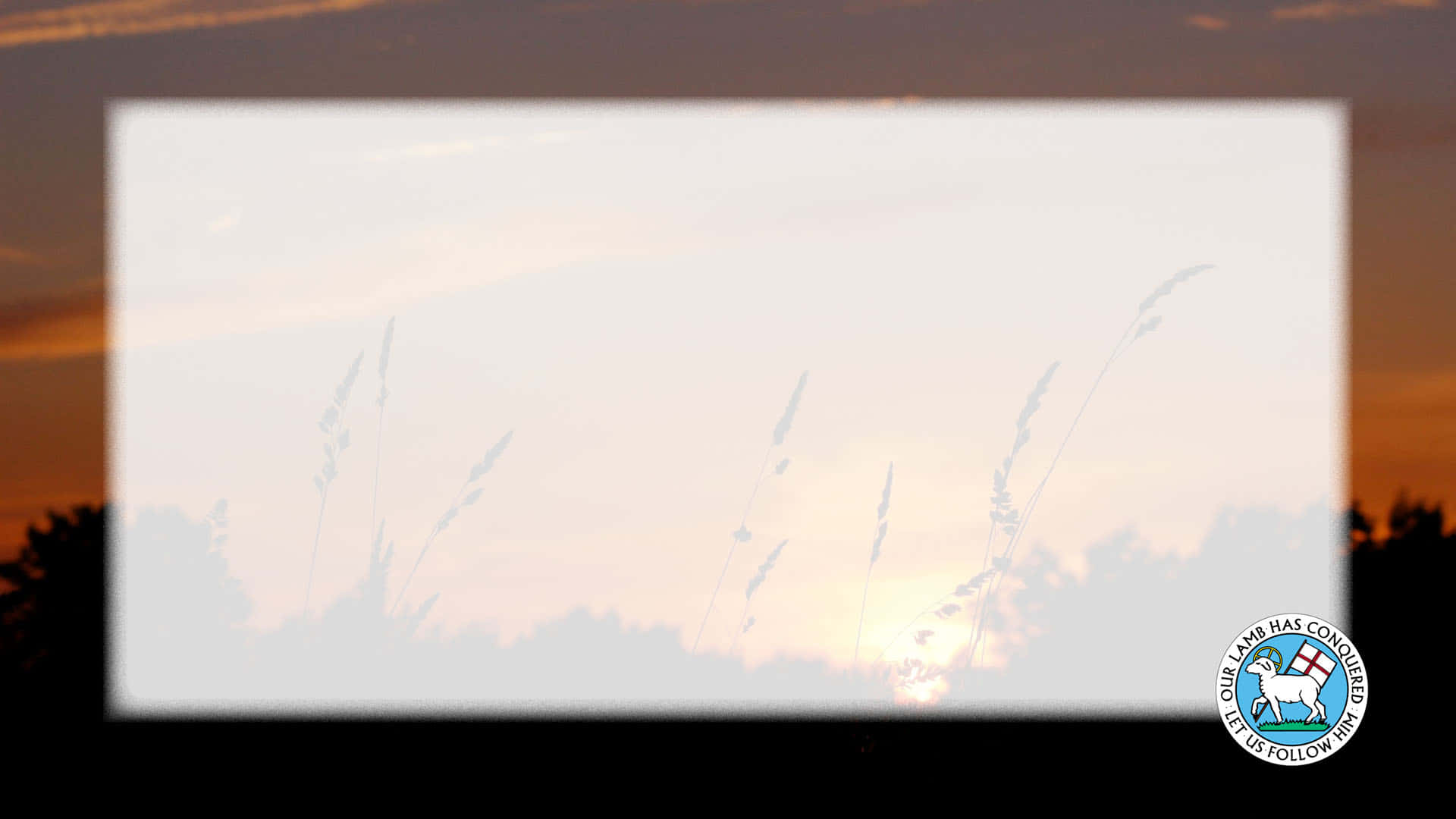 Powerpoint Worship 桌布 壁紙 — 剪影般的草在溫暖的日落天空下輕輕搖曳，帶有柔和的橙色和粉紅色調。