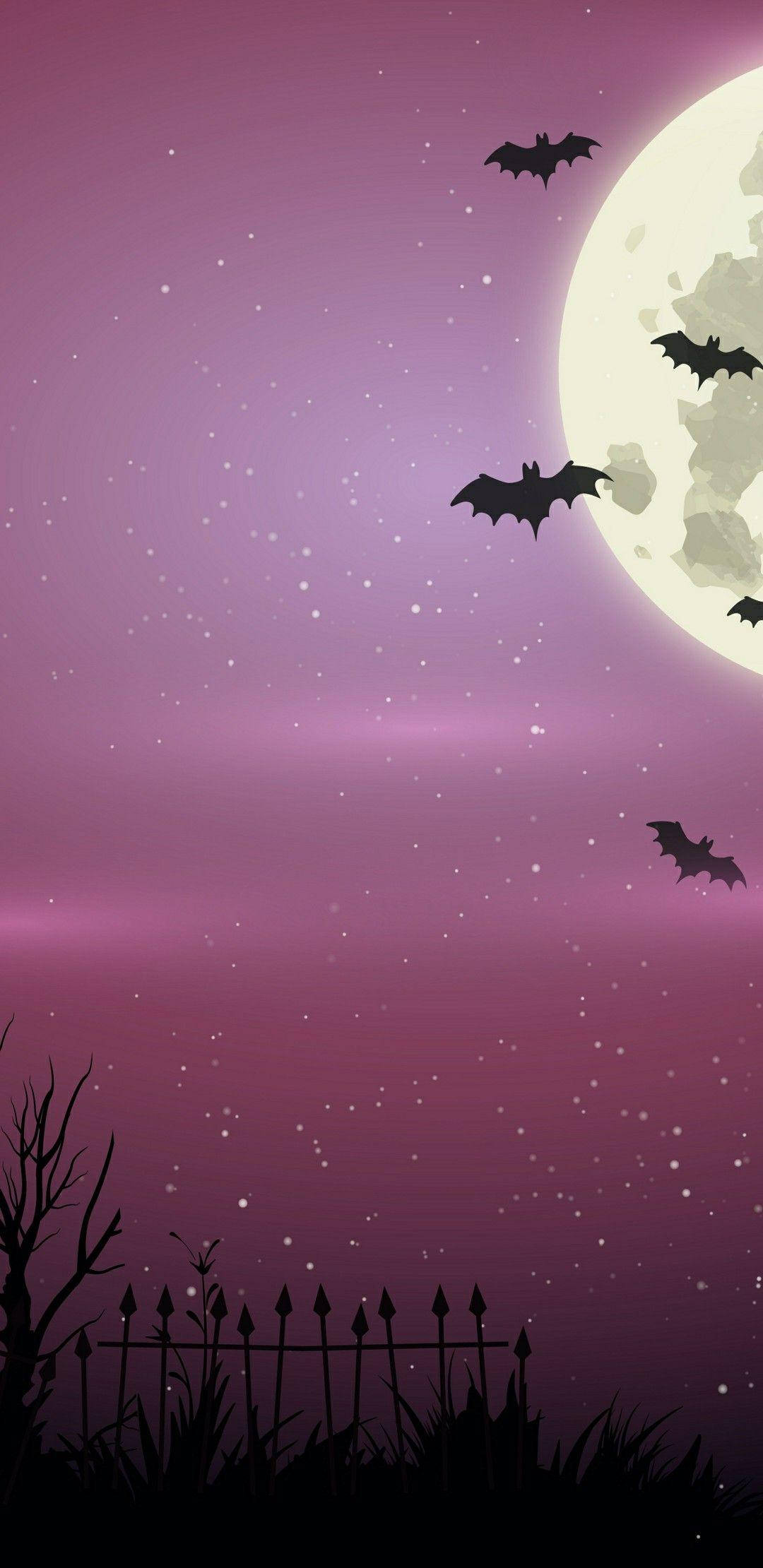 Halloween Phone 桌布 壁紙 — 剪影蝙蝠在發光的滿月下翱翔，背景是繁星點點的紫色夜空，上方有陰森的圍欄和光禿禿的樹木。