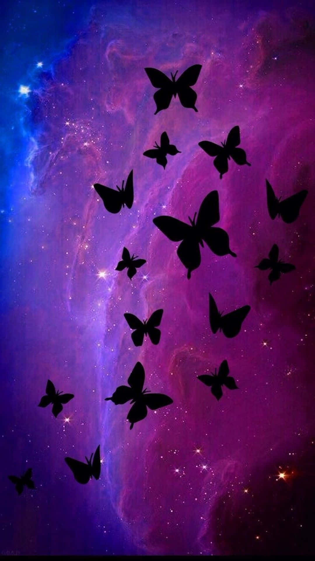 Dark Butterfly 桌布 壁紙 — 剪影蝴蝶在充滿活力的宇宙星雲中飄蕩，散發著紫色和藍色的星光。