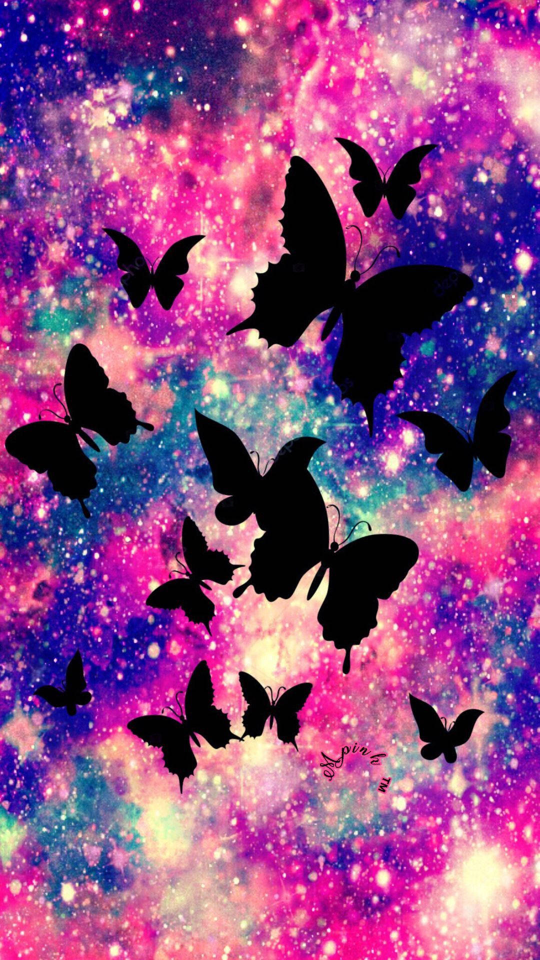 Butterflies 桌布 壁紙 — 剪影蝴蝶在充滿粉紅色、紫色和藍色星星的鮮豔宇宙星雲中翩翩飛舞。