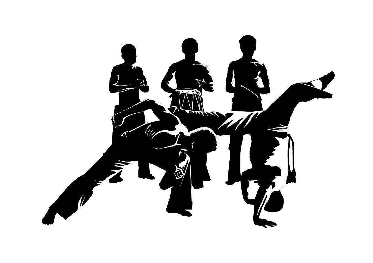 Dance 桌布 壁紙 — 剪影風格的武術家以動態姿勢呈現，其中一人正對著純白背景施展高踢腿。