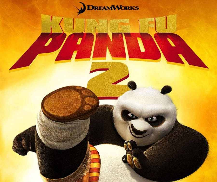 Panda 桌布 壁紙 — 《功夫熊貓2》中的熊貓阿寶在閃耀的金色背景下擺出自信的武術姿勢。
