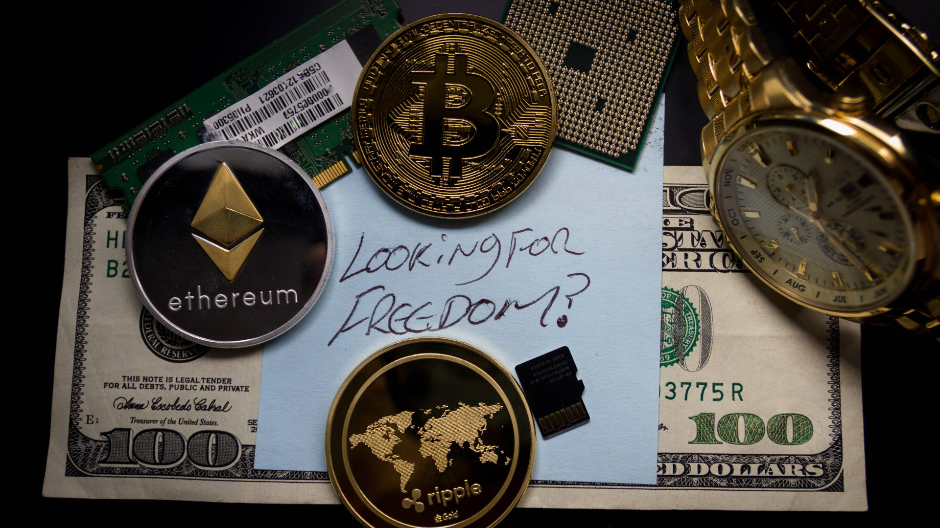 以太坊 桌布 壁紙 — 加密貨幣硬幣和傳統現金的平鋪擺放，附有一張手寫便條問『Looking For Freedom?』