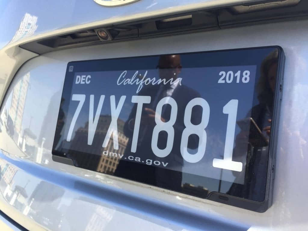 Car License Plate 桌布 壁紙 — 加州2018年車牌特寫，位於淺藍色汽車上，可見城市倒影。