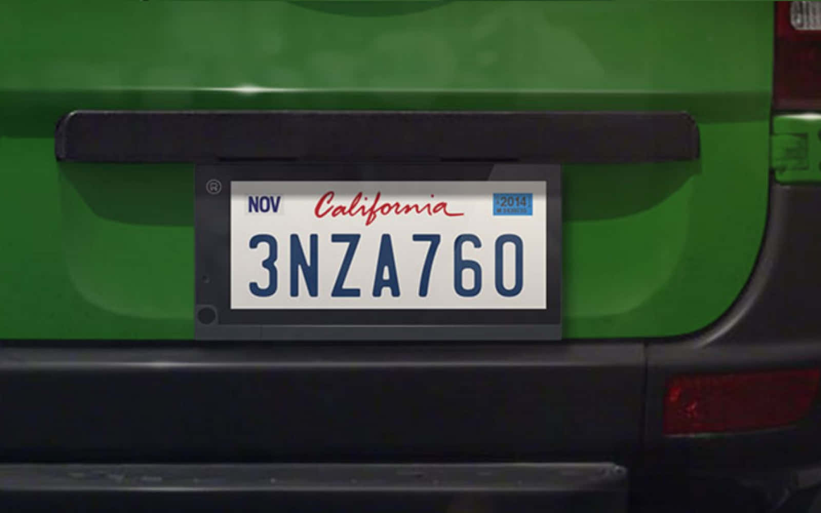 Car License Plate 桌布 壁紙 — 加州車牌特寫，位於綠色車輛的後保險桿上，帶有可見的登記貼紙。
