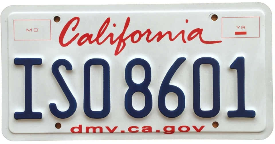 License Plate 桌布 壁紙 — 加州車牌的近距離特寫，藍色字母和紅色字體在白色背景上。