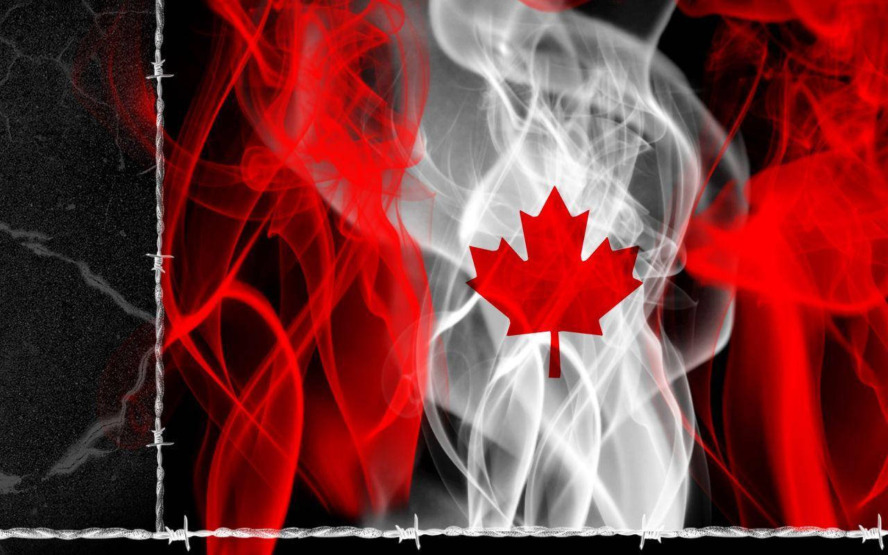Canada Flag 桌布 壁紙 — 加拿大國旗從旋轉的紅白煙霧中浮現，背景是鐵絲網圍欄和黑暗背景。