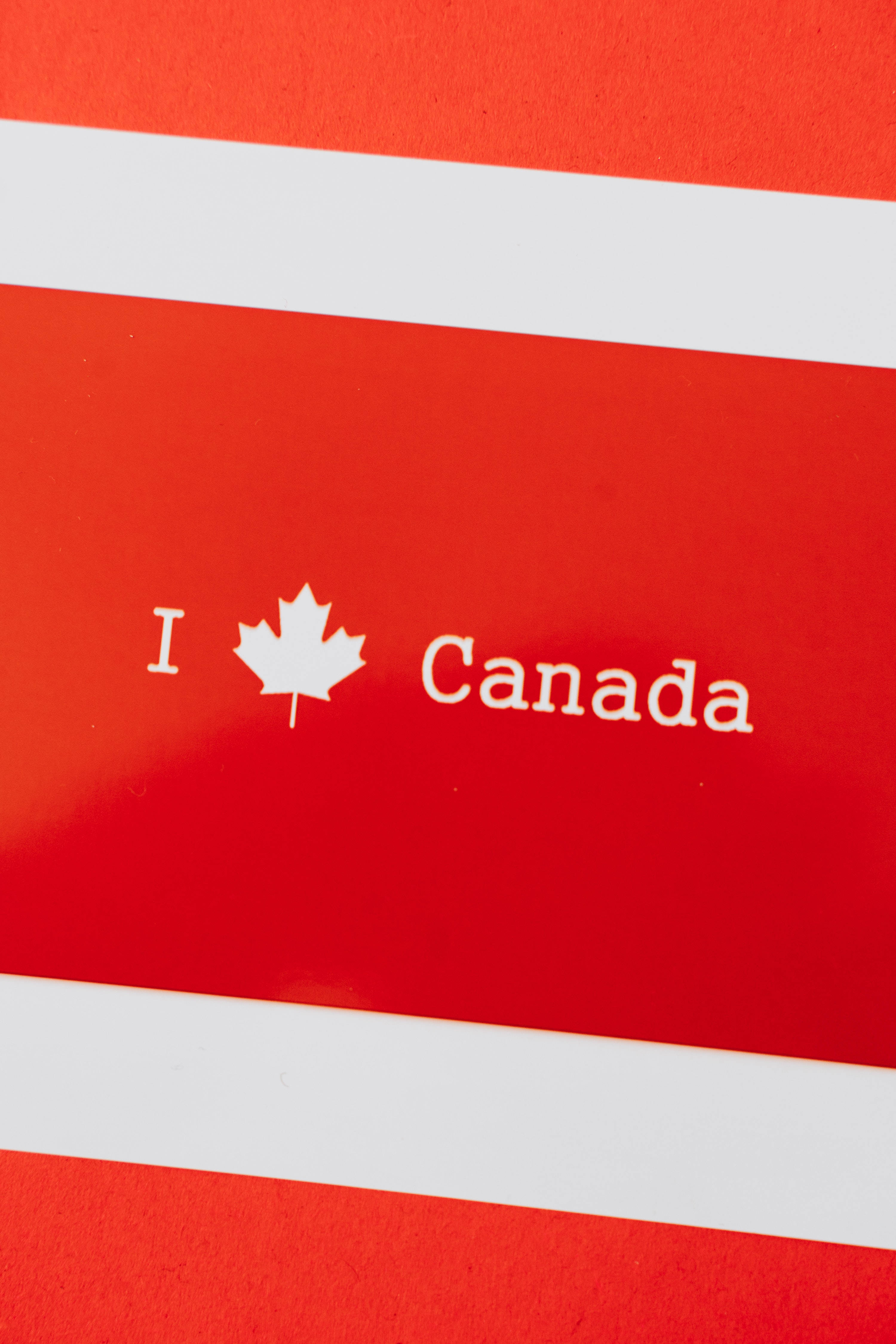 語錄 桌布 壁紙 — 加拿大國旗紅白設計的特寫，白色文字寫著「I ❤️ Canada」。