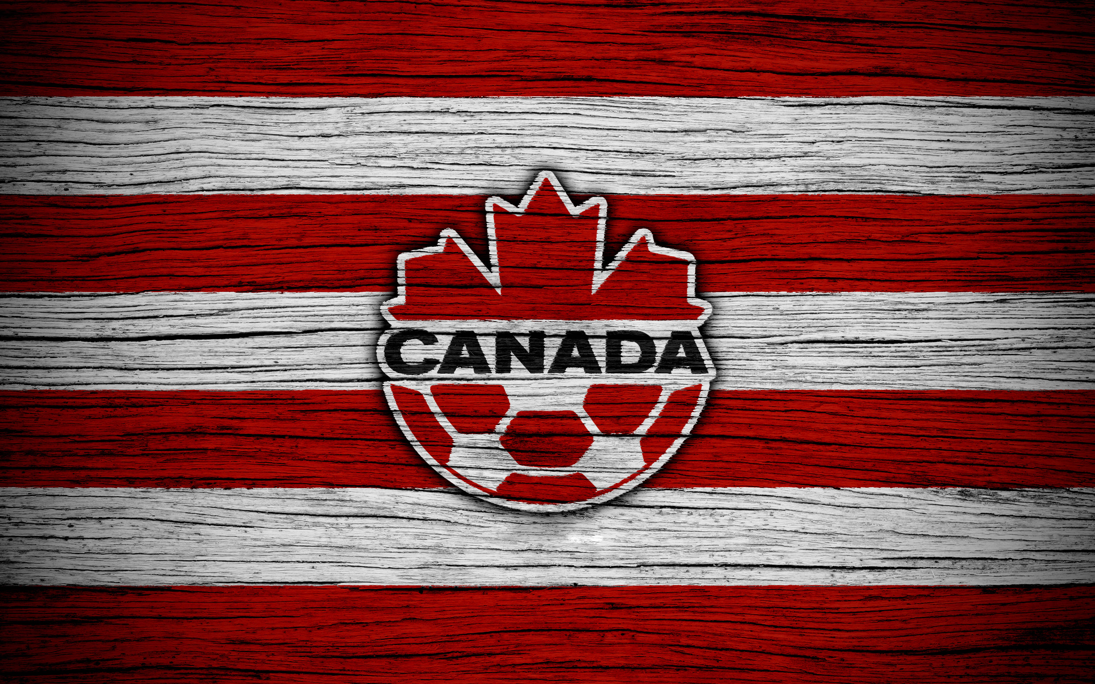 Flag 桌布 壁紙 — 加拿大足球徽章，中央有楓葉和「CANADA」文字，背景為紅白條紋木紋。