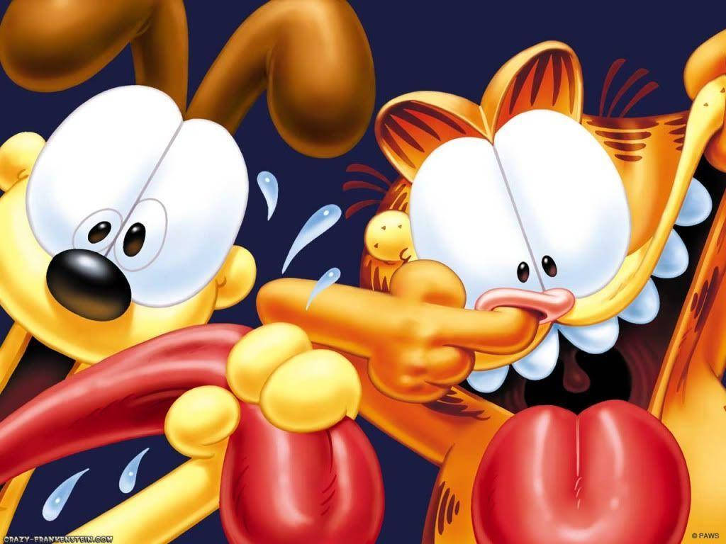 Garfield 桌布 壁紙 — 加菲貓和奧迪在深藍色背景上開心地爭奪一條巨大的紅色香腸。