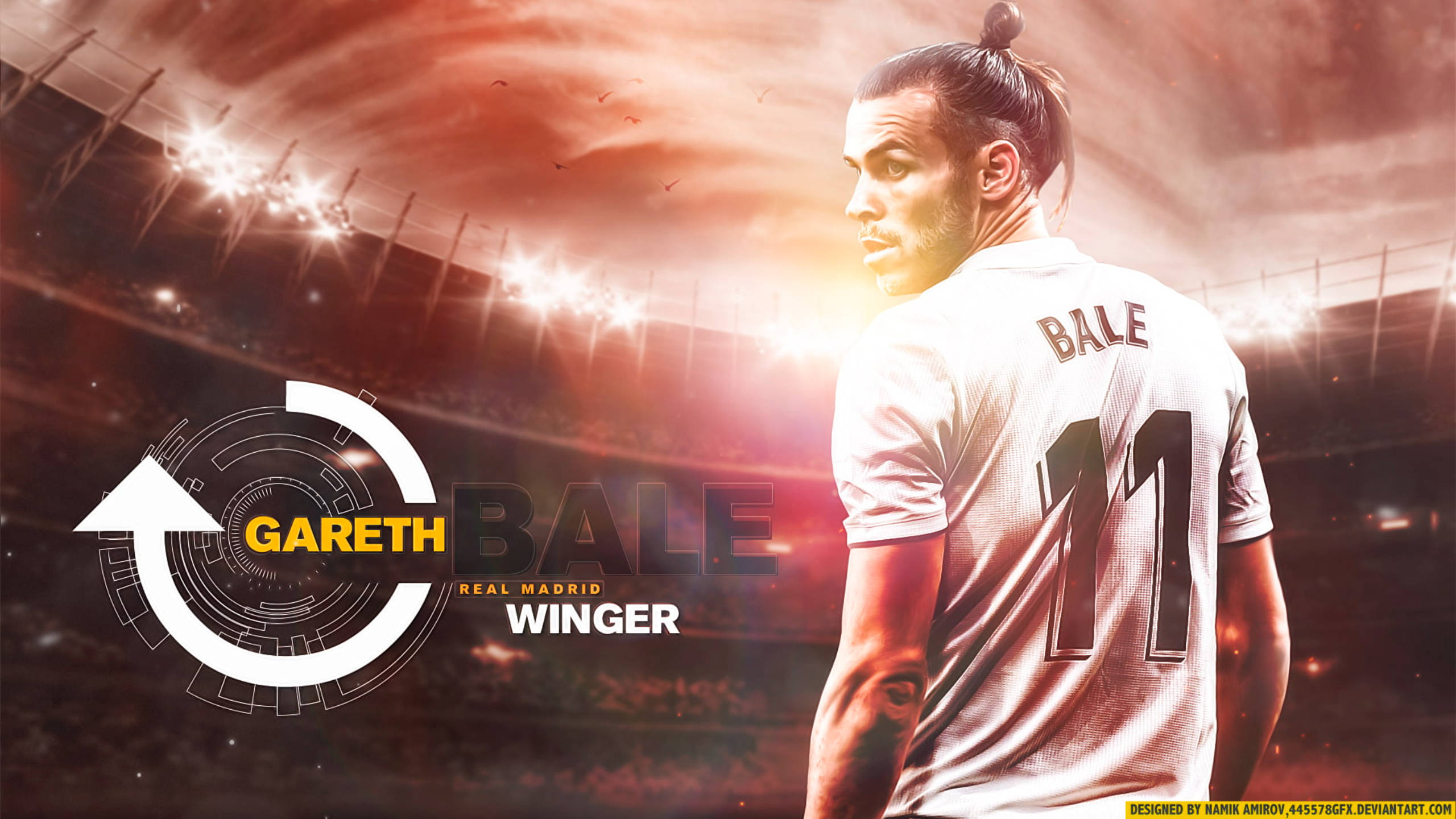 Gareth Bale 桌布 壁紙 — 加雷斯貝爾身穿白色皇家馬德里球衣，在燈光璀璨的球場上，天空呈現火熱的橙色。