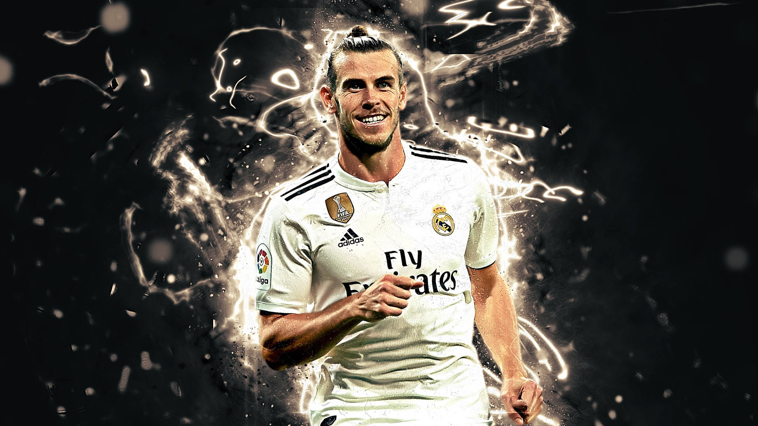 Gareth Bale 桌布 壁紙 — 加雷斯貝爾身穿白色皇家馬德里球衣，在黑暗背景下散發能量，電火花在他周圍旋轉。