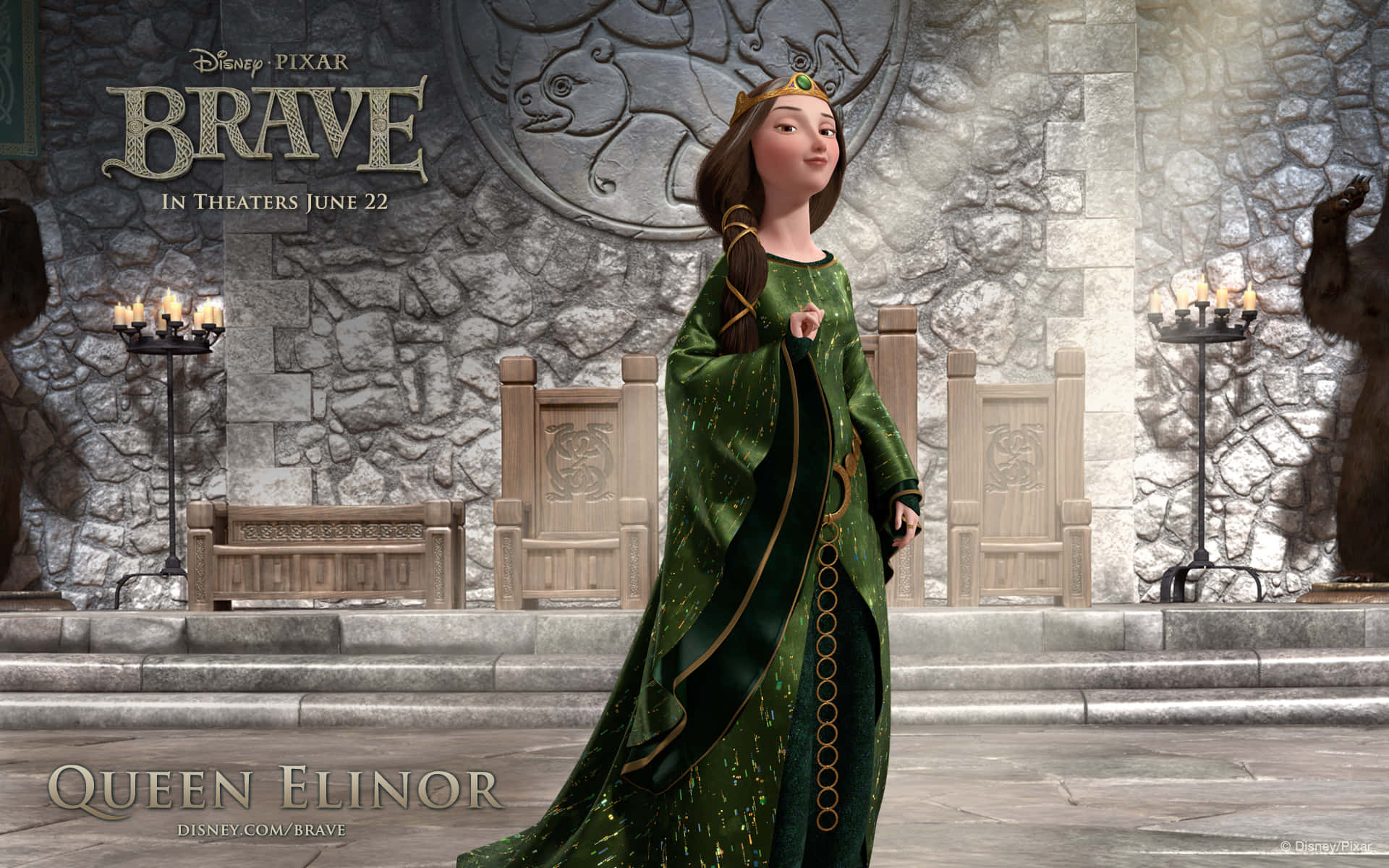 Brave 桌布 壁紙 — 《勇敢傳說》中的艾莉諾皇后威嚴地站在石頭王座廳中，身穿帶有金色飾邊的綠色長袍，頭戴王冠。