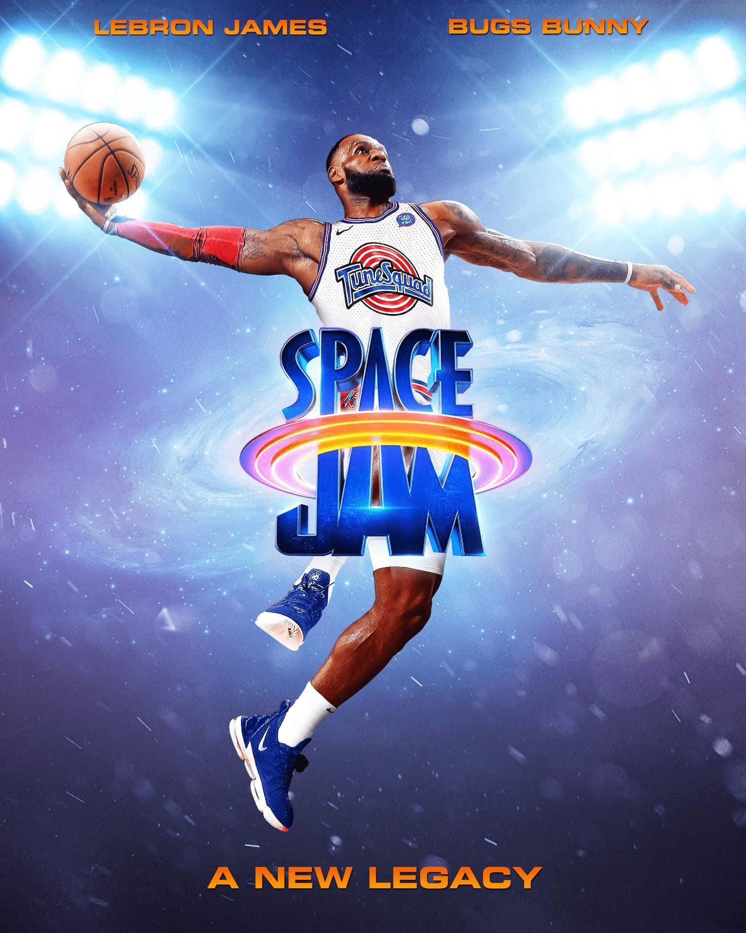 Space Jam A New Legacy 桌布 壁紙 — 勒布朗·詹姆斯在明亮的體育場燈光下，穿著「Tune Squad」球衣在宇宙籃球場上跳躍。