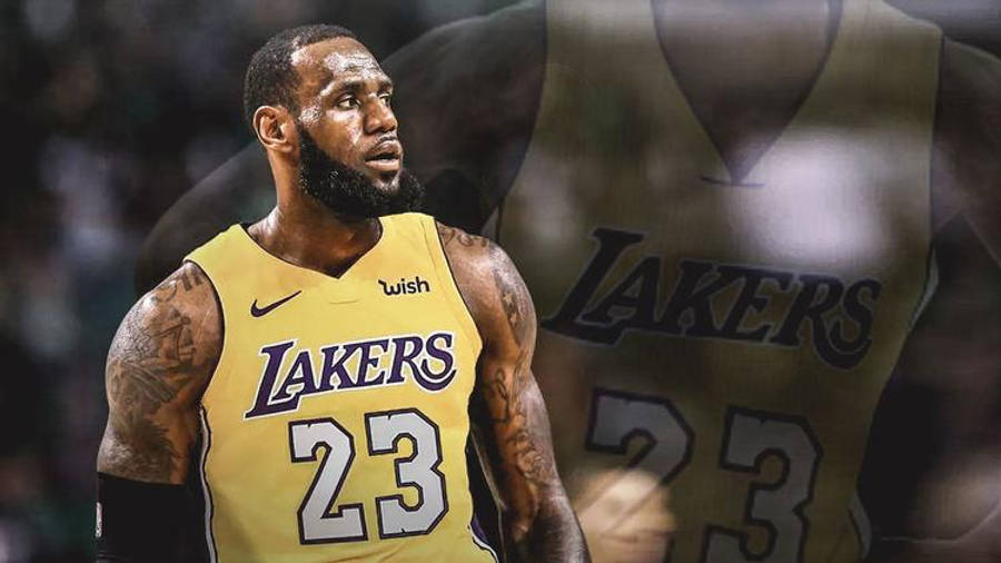 Lebron James Lakers 桌布 壁紙 — 勒布朗·詹姆斯在籃球比賽中身穿黃色湖人隊23號球衣，紋身清晰可見。
