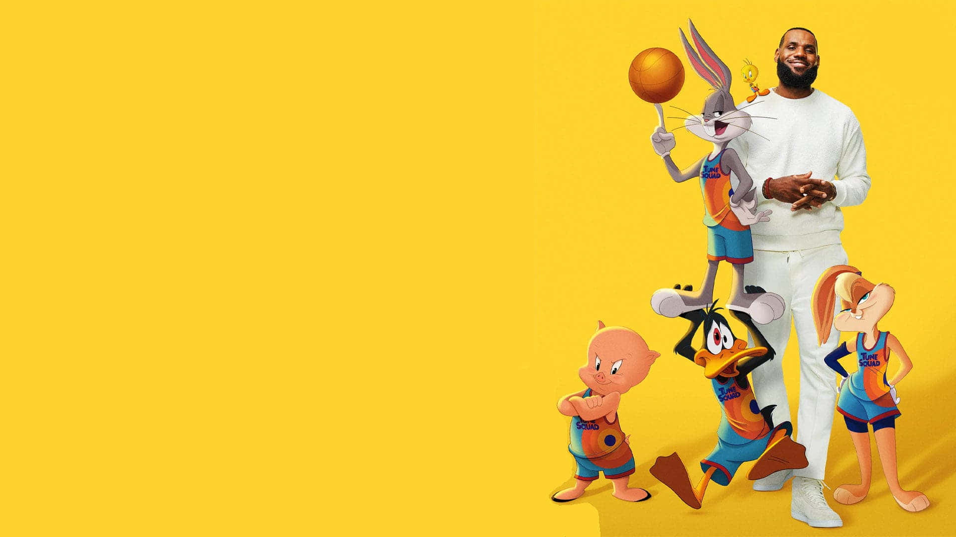 Space Jam A New Legacy 桌布 壁紙 — 勒布朗·詹姆斯在純黃色背景前與樂一通籃球角色並肩微笑。