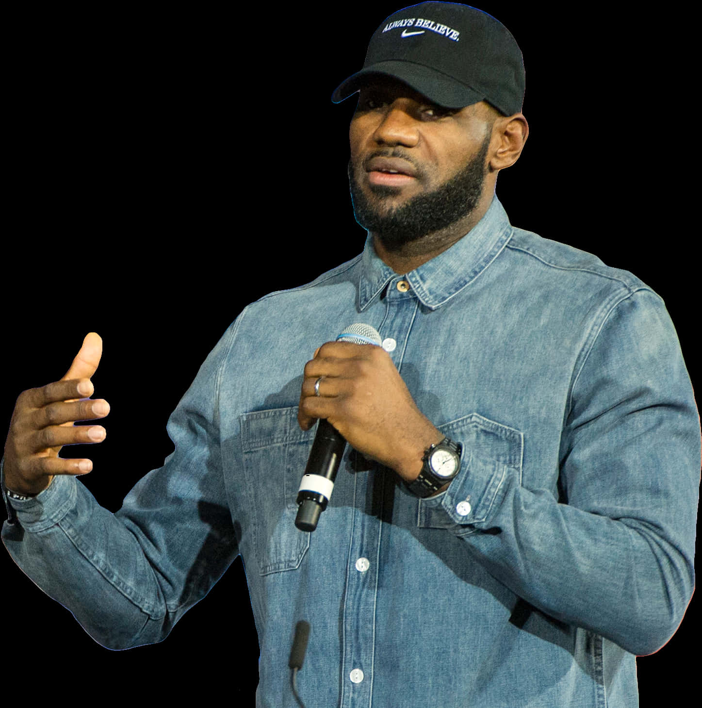 Athlete 桌布 壁紙 — 勒布朗·詹姆斯對著麥克風說話，身穿牛仔襯衫和黑色帽子，背景深色。