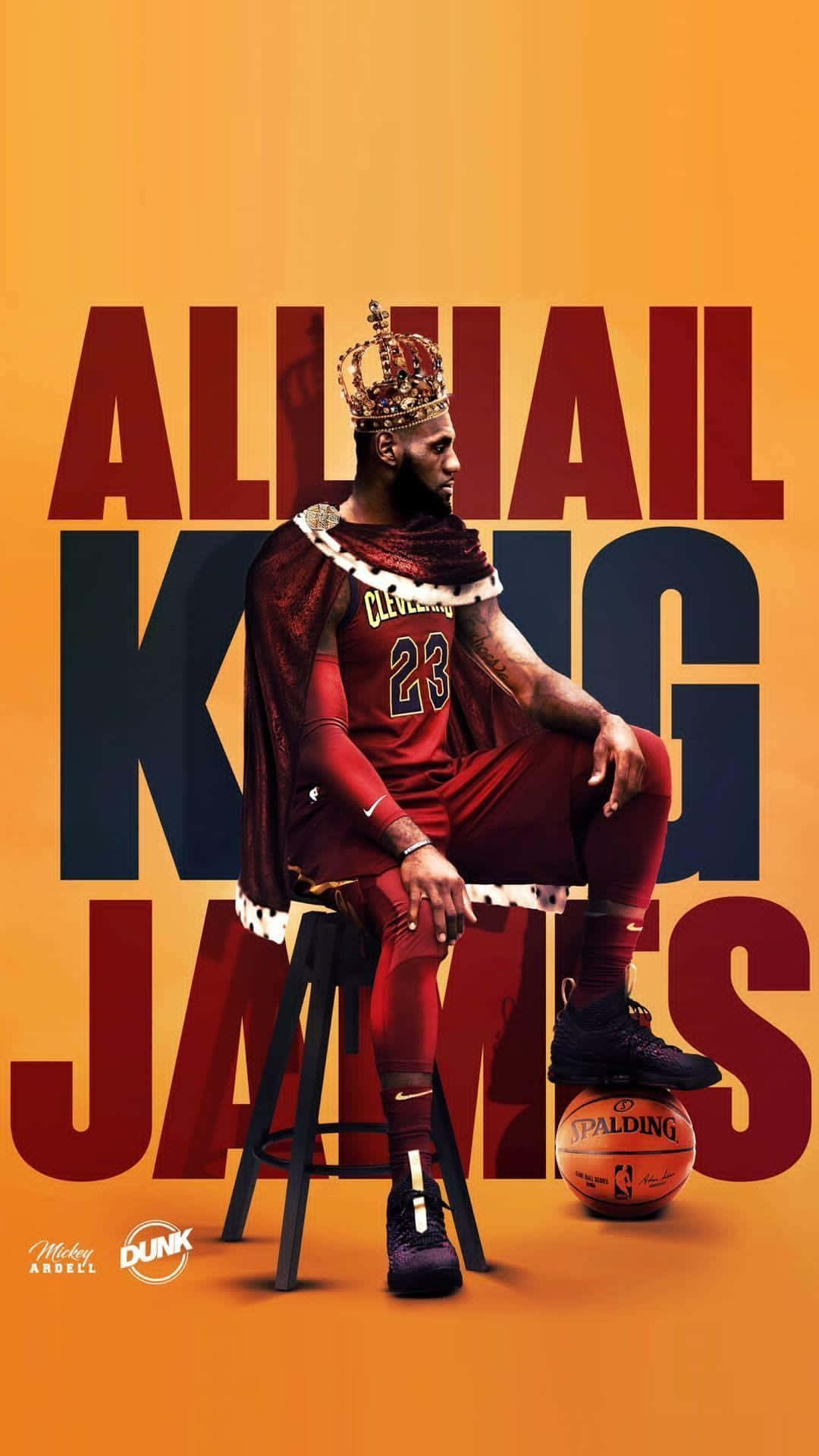 King LeBron James 桌布 壁紙 — 勒布朗·詹姆斯戴上王冠身穿紅色球衣，威嚴地坐在籃球旁邊的凳子上，背景是醒目的橙色文字。
