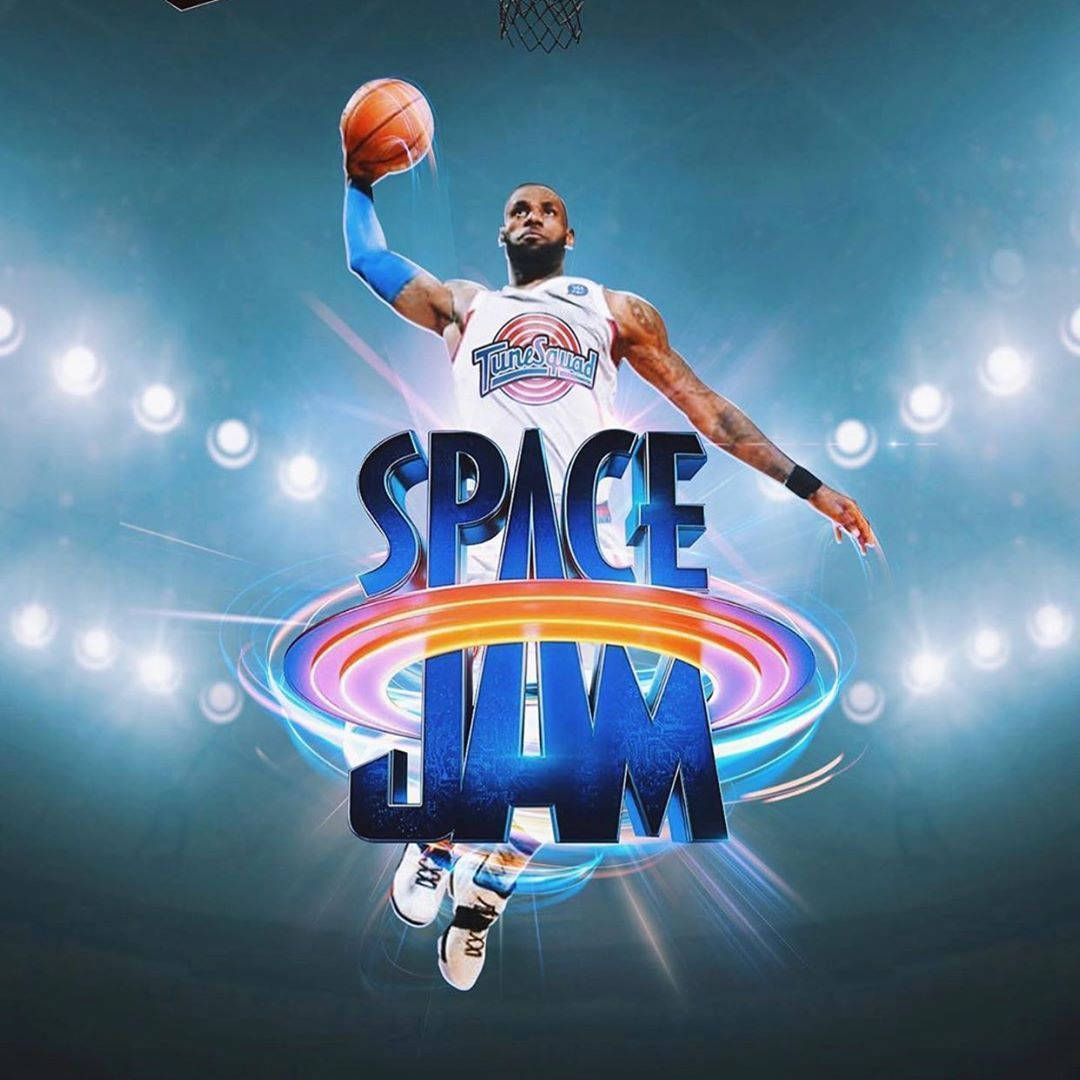 Space Jam 2 桌布 壁紙 — 勒布朗·詹姆斯穿著『太空也入樽』球衣，在場館燈光下拿著籃球跳起，帶有發光標題。