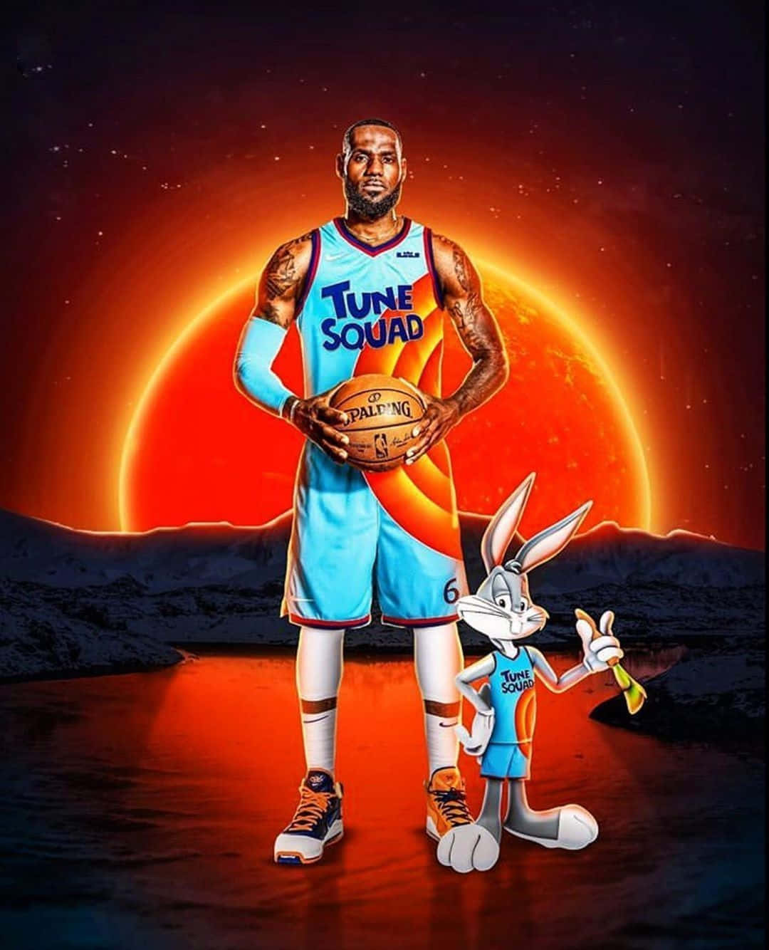 Space Jam A New Legacy 桌布 壁紙 — 勒布朗·詹姆斯與賓尼兔身穿Tune Squad球衣，站在一個發光的橙色星球前，背景是宇宙中的星星。