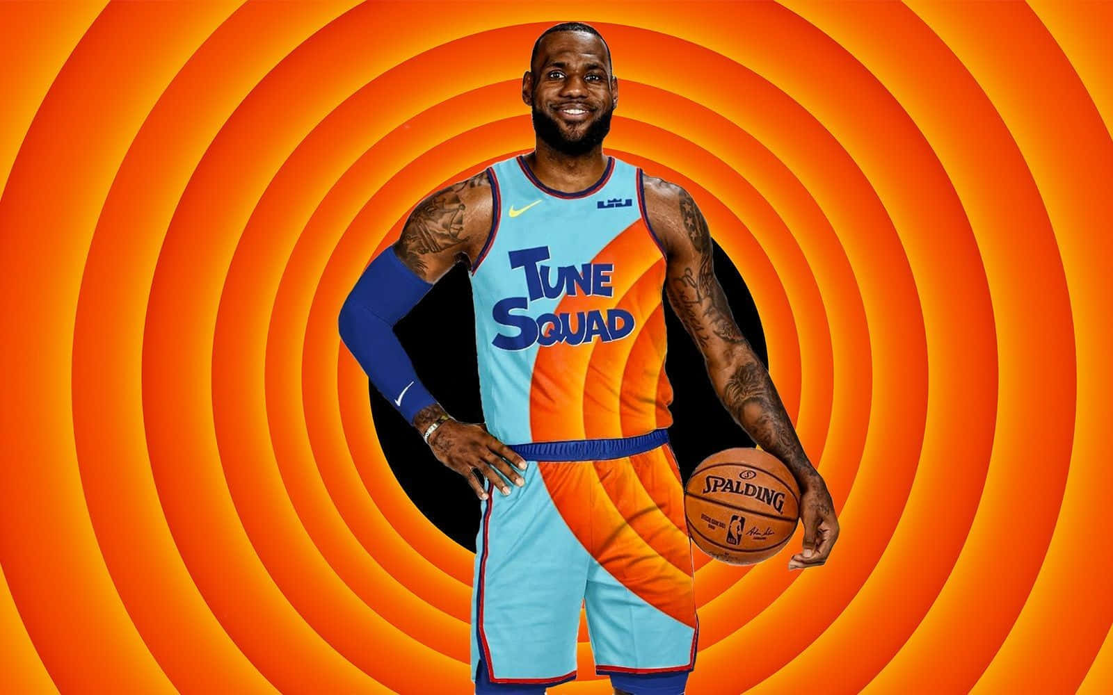 勒布朗·詹姆斯 桌布 壁紙 — 勒布朗·詹姆斯身穿Tune Squad球衣，手持Spalding籃球，在充滿活力的橙色漩渦背景前微笑。