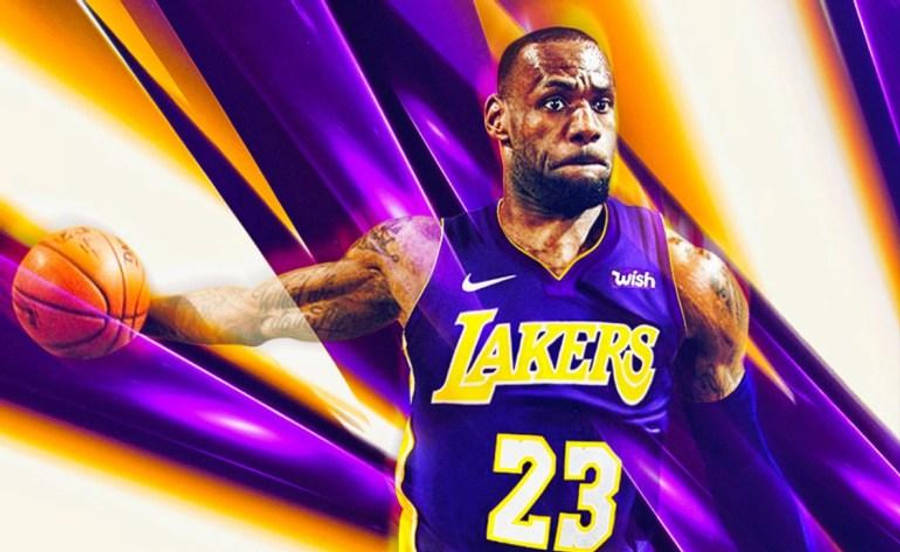 Lebron James Lakers 桌布 壁紙 — 勒布朗·詹姆斯身穿湖人球衣，在充滿活力的紫色和金色條紋背景下手持籃球。