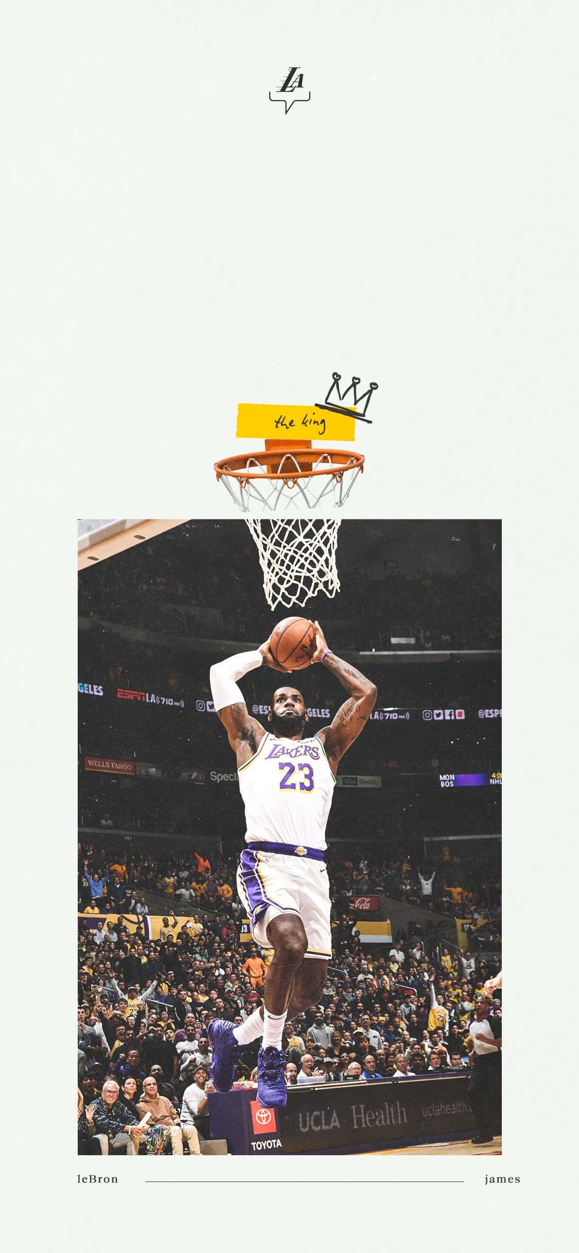 Basketball Aesthetic 桌布 壁紙 — 勒布朗·詹姆斯身穿湖人球衣，在座無虛席的球場中，在籃框上方有皇冠的情況下灌籃。