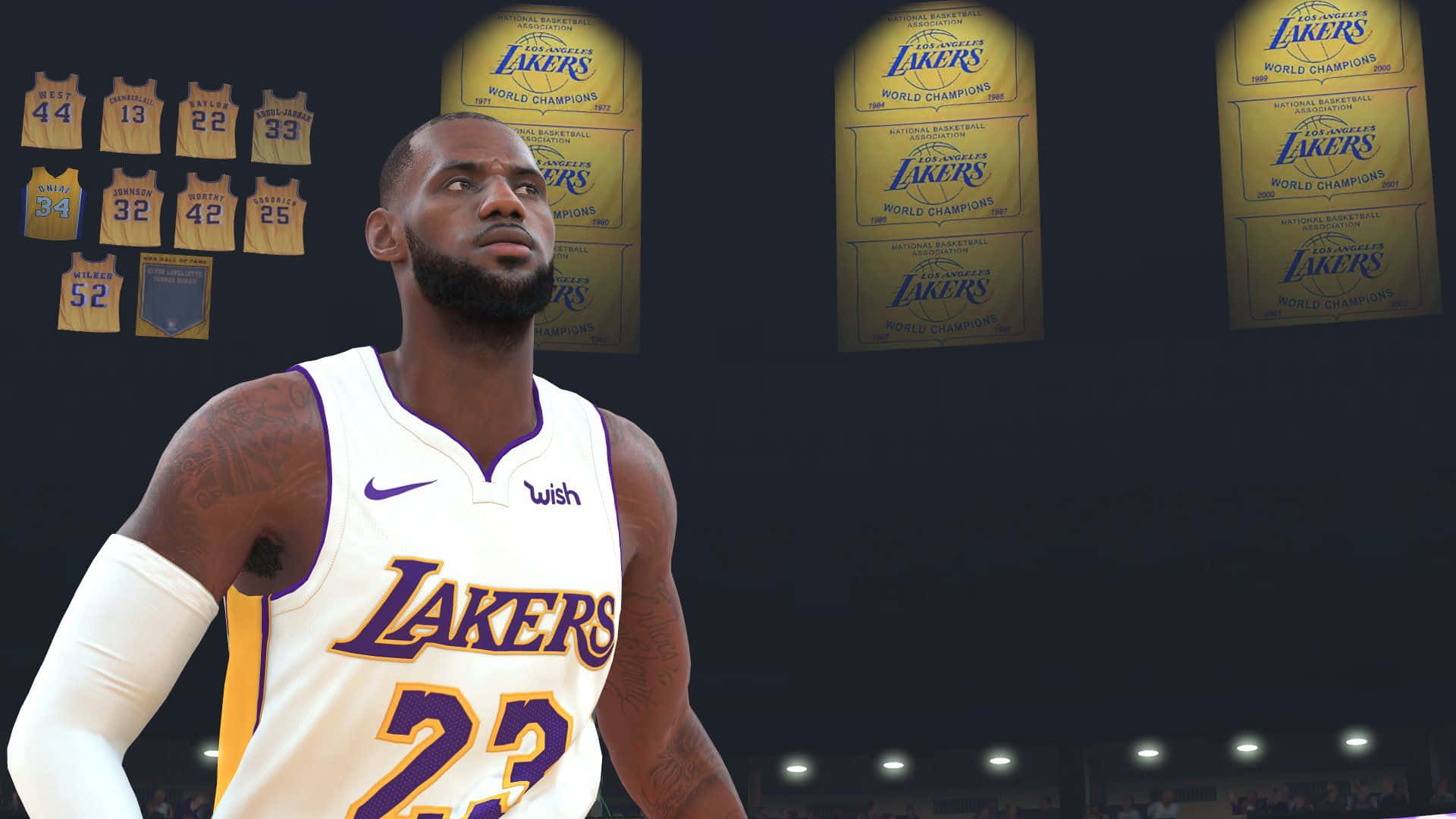 NBA 2k20 桌布 壁紙 — 勒布朗·詹姆斯身穿湖人球衣，在昏暗的場館中站在冠軍旗幟前。