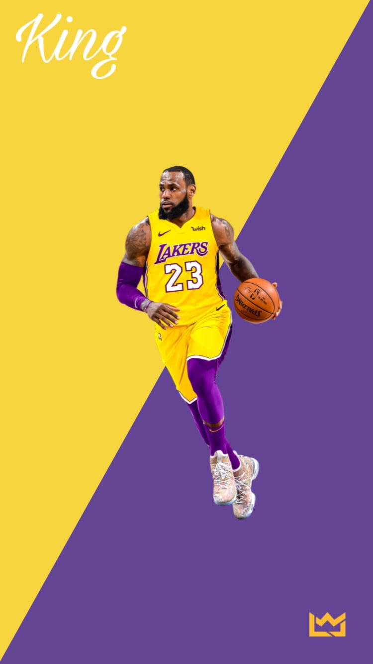 NBA 桌布 壁紙 — 勒布朗·詹姆斯身穿湖人球衣，在鮮明的黃色和紫色對角線背景上運球，並帶有「King」字樣。