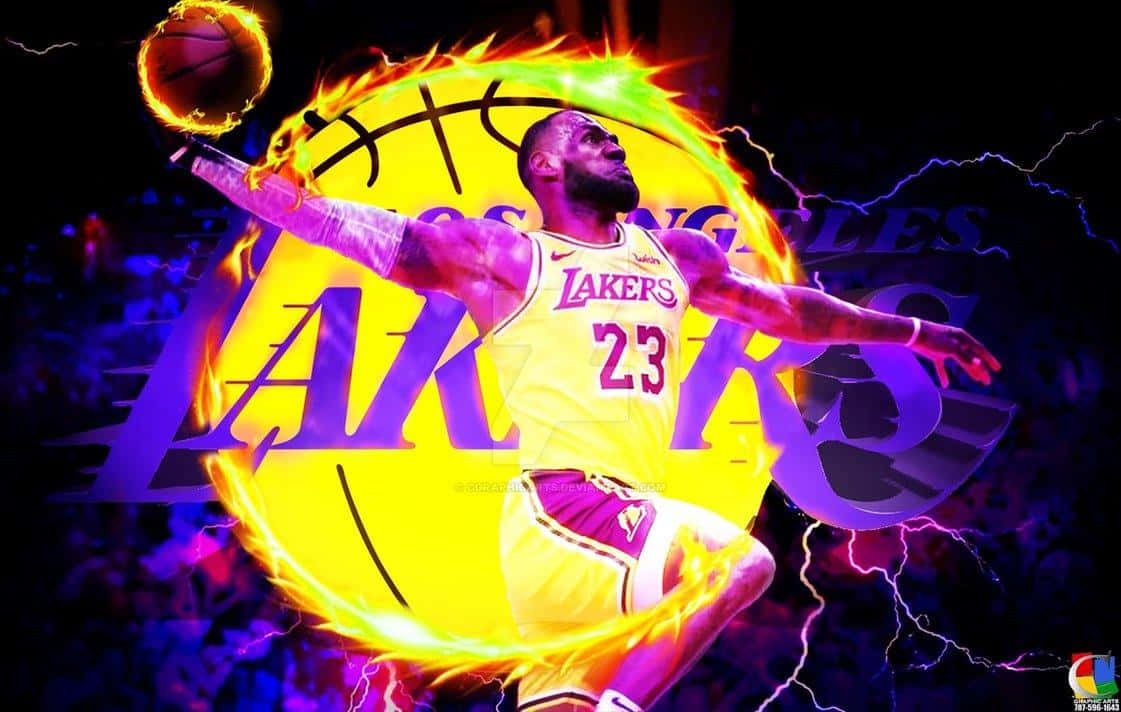 King LeBron James 桌布 壁紙 — 勒布朗·詹姆斯身穿湖人球衣，在黑暗背景中，被火熱的籃球和電光紫電圍繞，動態跳躍。