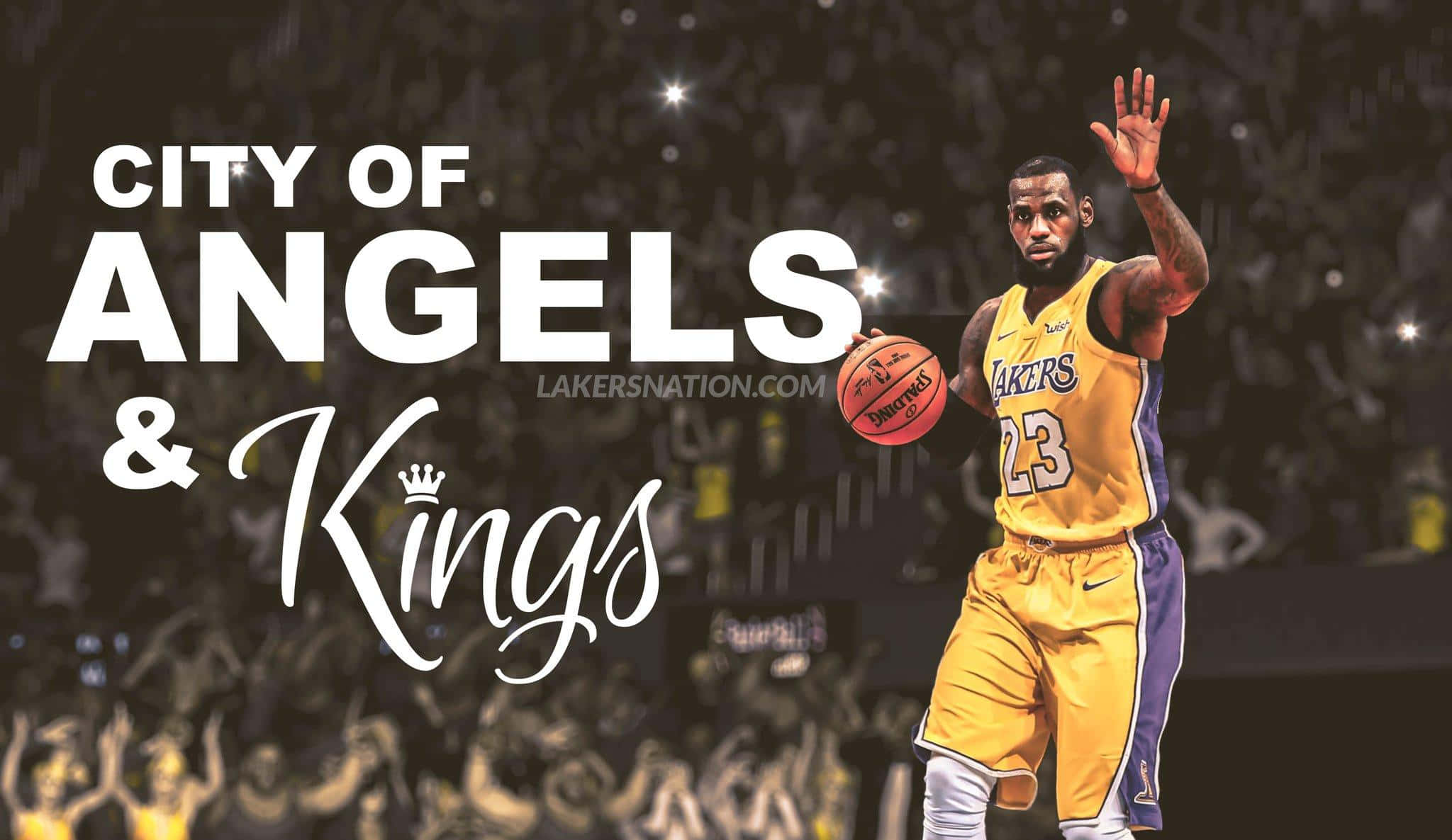 King LeBron James 桌布 壁紙 — 勒布朗·詹姆斯身穿湖人球衣，手持籃球，在明亮的場館燈光下向人群揮手，並帶有「City of Angels & Kings」字樣。
