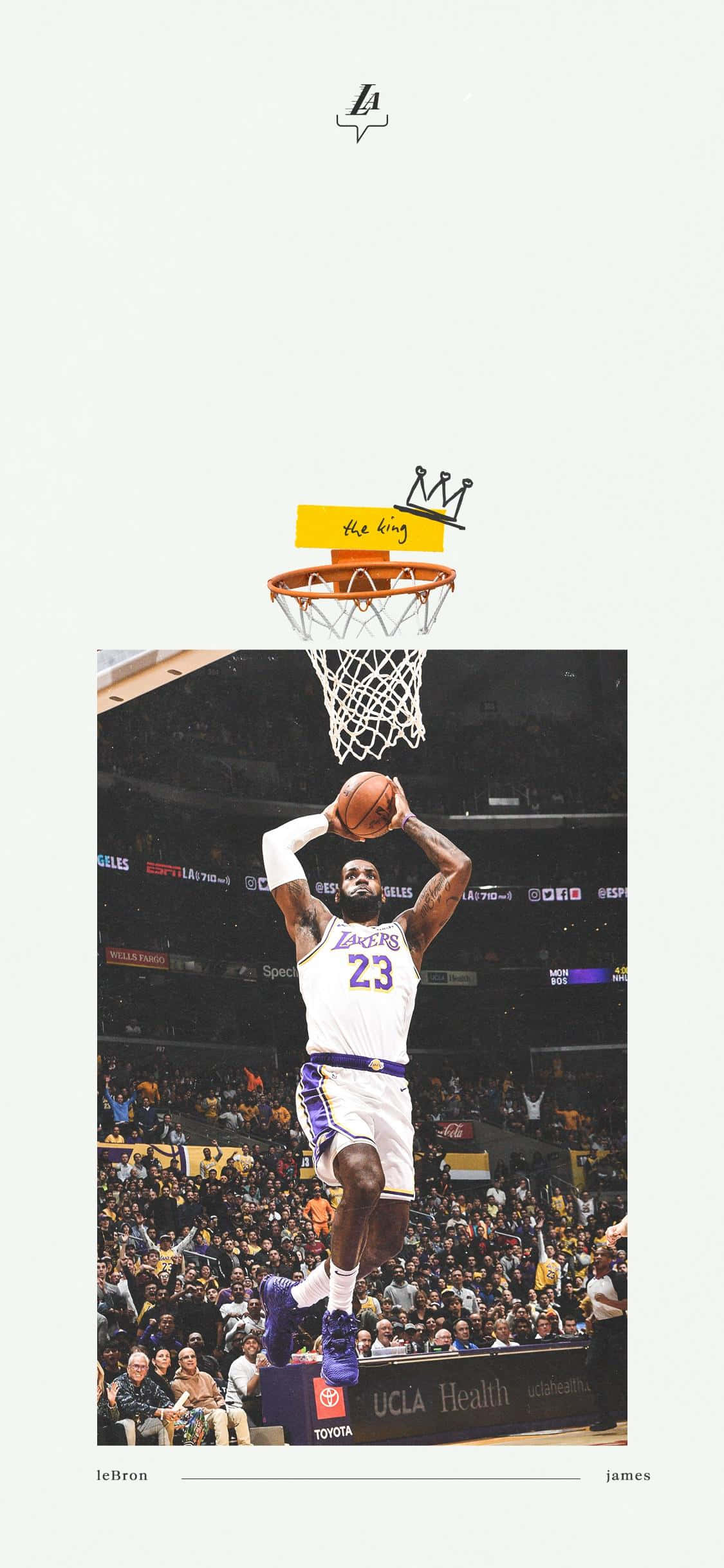 Aesthetic NBA 桌布 壁紙 — 勒布朗·詹姆斯身穿湖人球衣在擠滿觀眾的場館中灌籃，籃框上方有「the king」皇冠圖案。