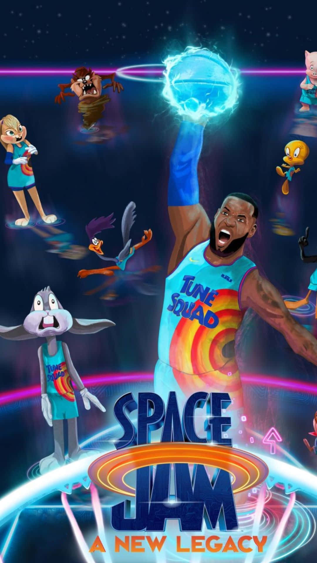 Space Jam A New Legacy 桌布 壁紙 — 勒布朗·詹姆斯身穿鮮豔的「Tune Squad」球衣，跳起灌籃一顆發光的籃球，周圍是Looney Tunes角色，在一個霓虹燈照亮的宇宙競技場。