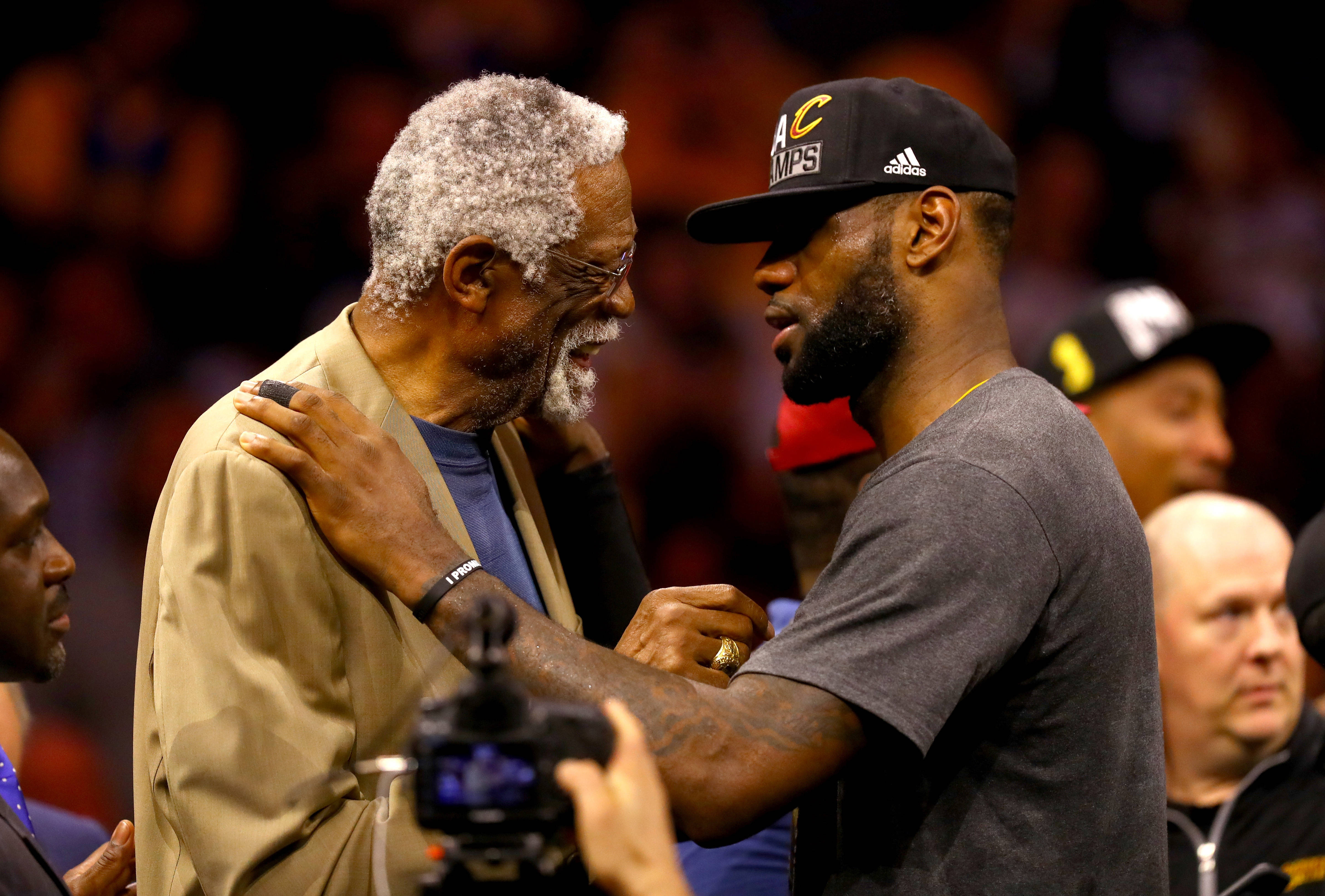 NBA 桌布 壁紙 — 勒布朗詹姆斯在球場燈光下的一場籃球比賽中，深情擁抱一位年長男子。