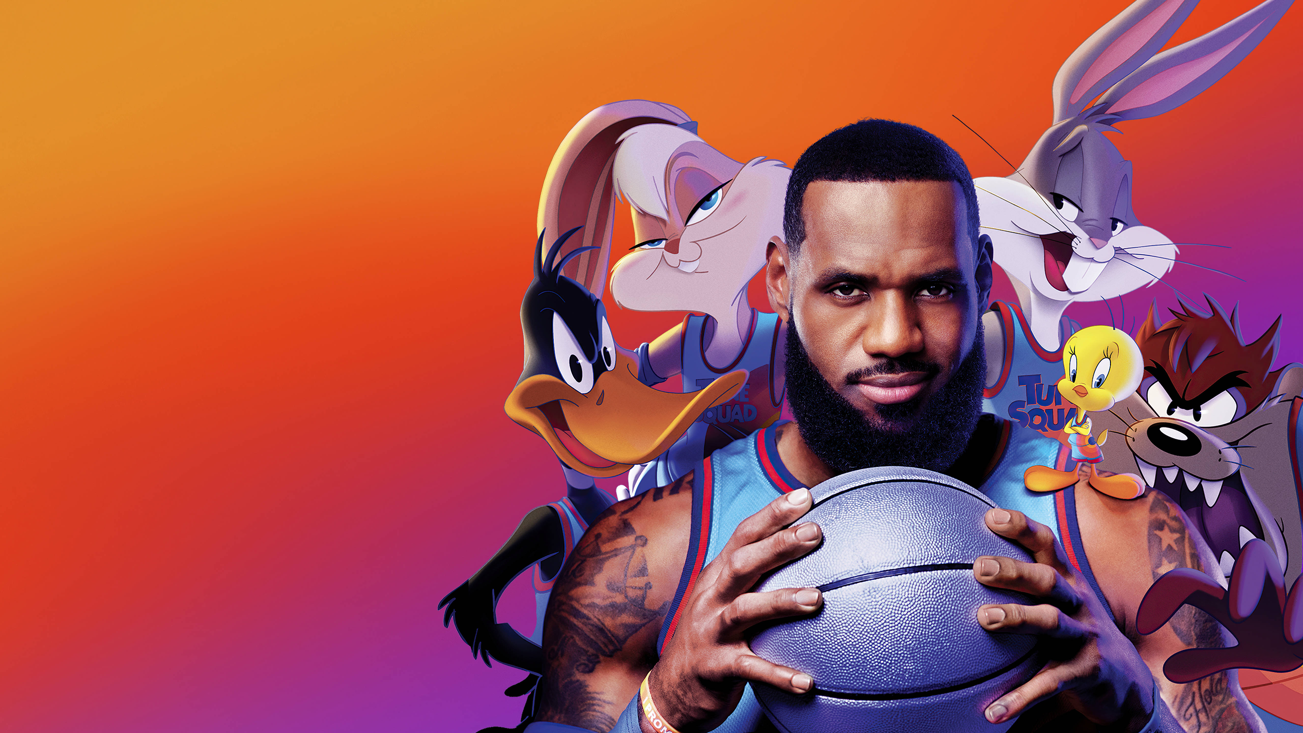Space Jam 2 桌布 壁紙 — 勒布朗詹姆斯手持籃球，被樂一通角色包圍，背景是充滿活力的橙色到紫色漸變。