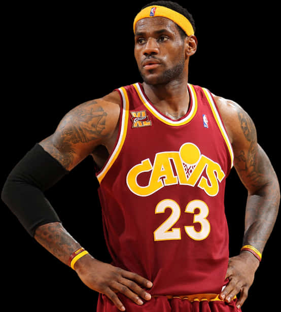 Athlete 桌布 壁紙 — 勒布朗詹姆斯身穿克里夫蘭騎士球衣，雙手叉腰，自信地站在黑色背景前。
