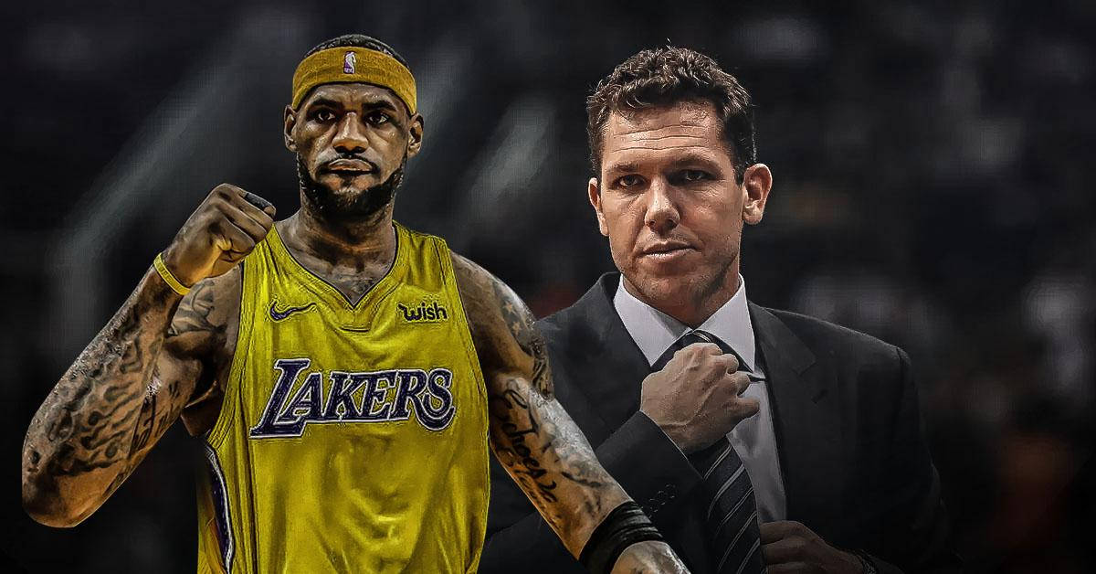 NBA 桌布 壁紙 — 勒布朗詹姆斯身穿湖人球衣，在場館聚光燈下與正在整理領帶的教練盧克沃頓並肩舉拳慶祝。
