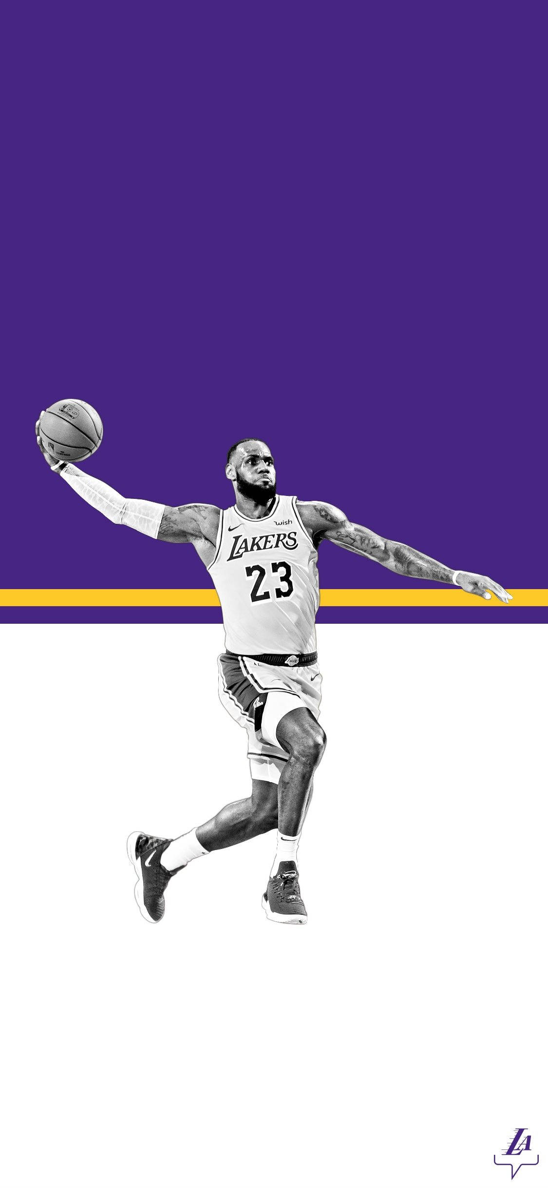 Lakers iPhone 桌布 壁紙 — 勒布朗詹姆斯身穿湖人球衣，在空中持籃球，背景為紫、金、白色。