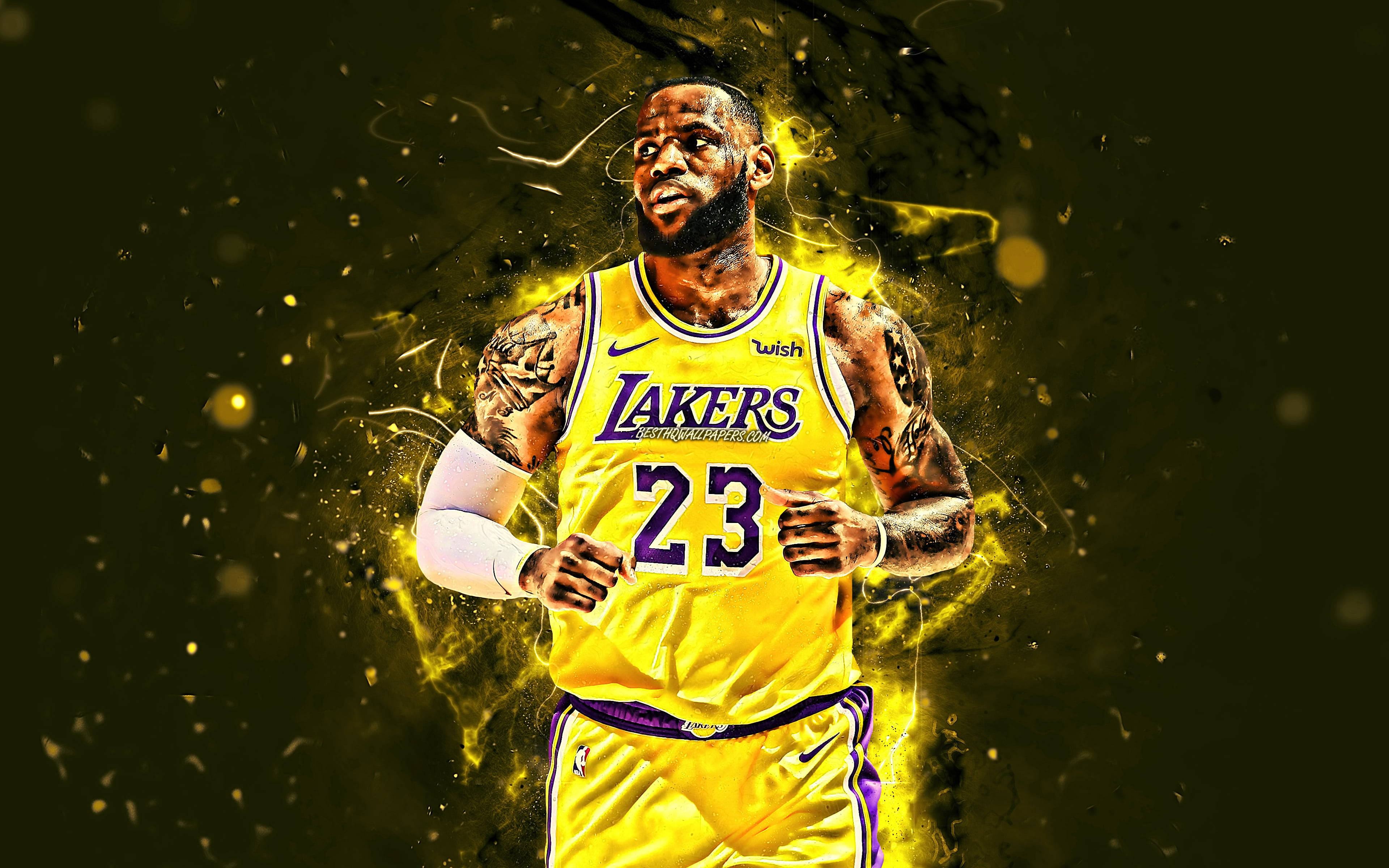 NBA 桌布 壁紙 — 勒布朗詹姆斯身穿湖人球衣，在黑暗背景下散發出金色能量爆發的力量。