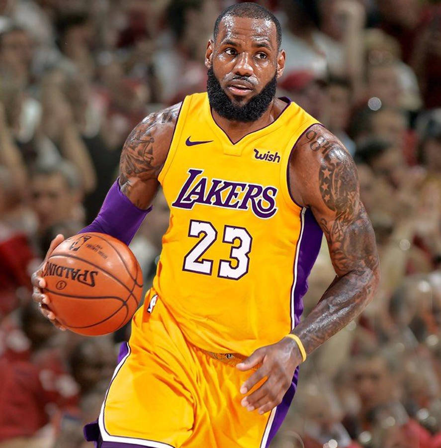 Lebron James Lakers 桌布 壁紙 — 勒布朗詹姆斯身穿湖人球衣在比賽中運球，背景有觀眾。