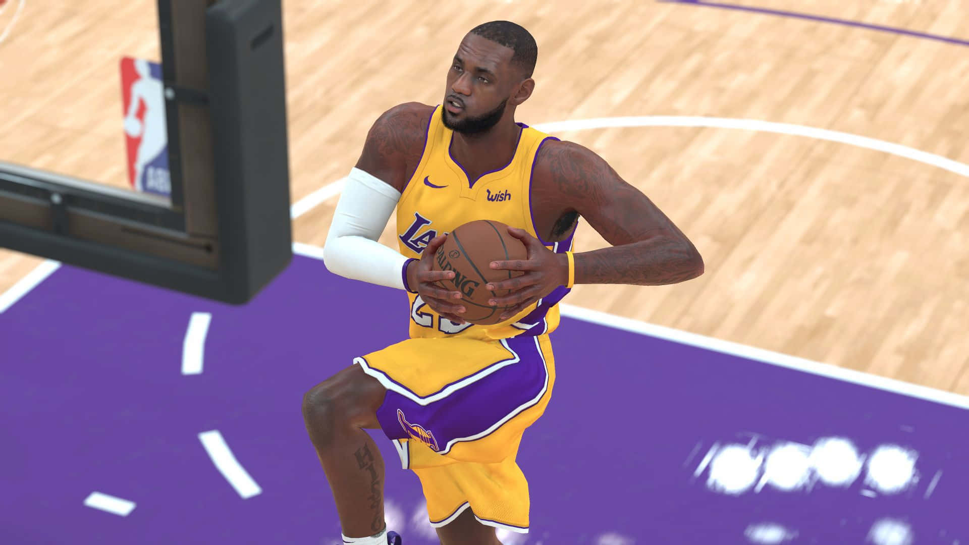 NBA 2k 桌布 壁紙 — 勒布朗詹姆斯身穿湖人隊球衣，在紫色和金色的球場上，在明亮的場館燈光下運球。
