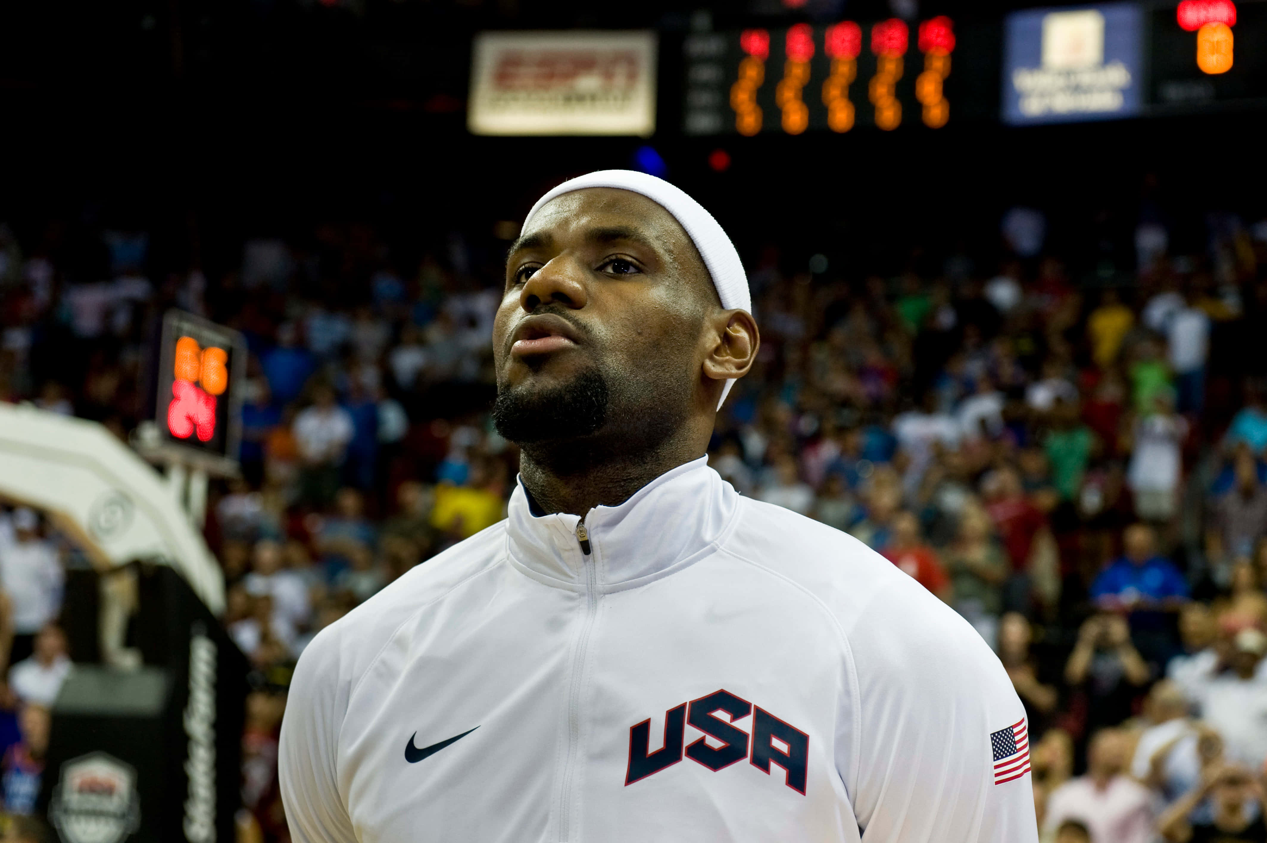 NBA 桌布 壁紙 — 勒布朗詹姆斯身穿白色美國籃球熱身裝備，在明亮的場館燈光下於比賽期間向上看。