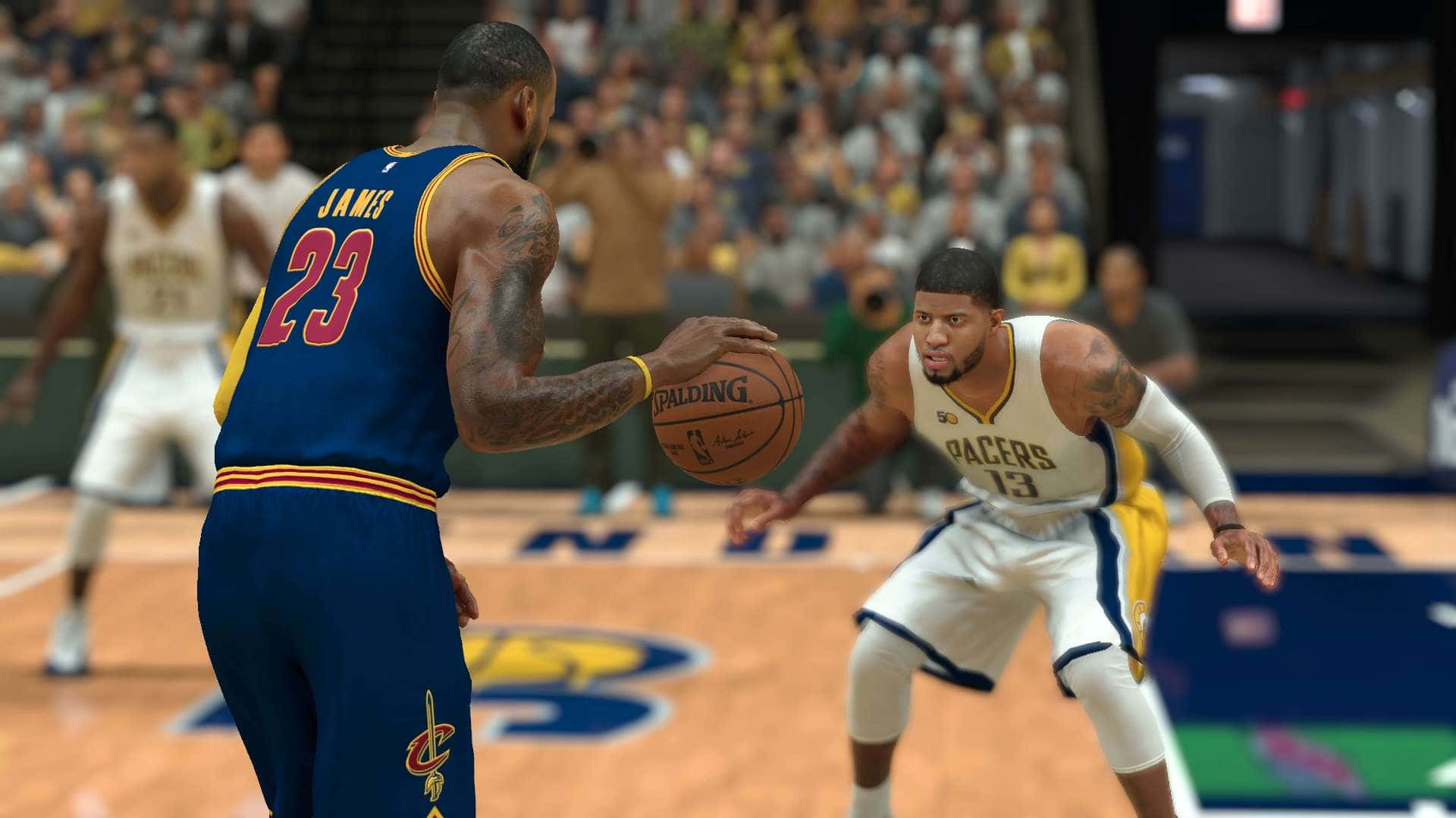 NBA 2k 桌布 壁紙 — 勒布朗詹姆斯身穿藍色球衣，在明亮的場館燈光下，於激烈的籃球比賽中運球對抗身穿白色球衣的保羅喬治。