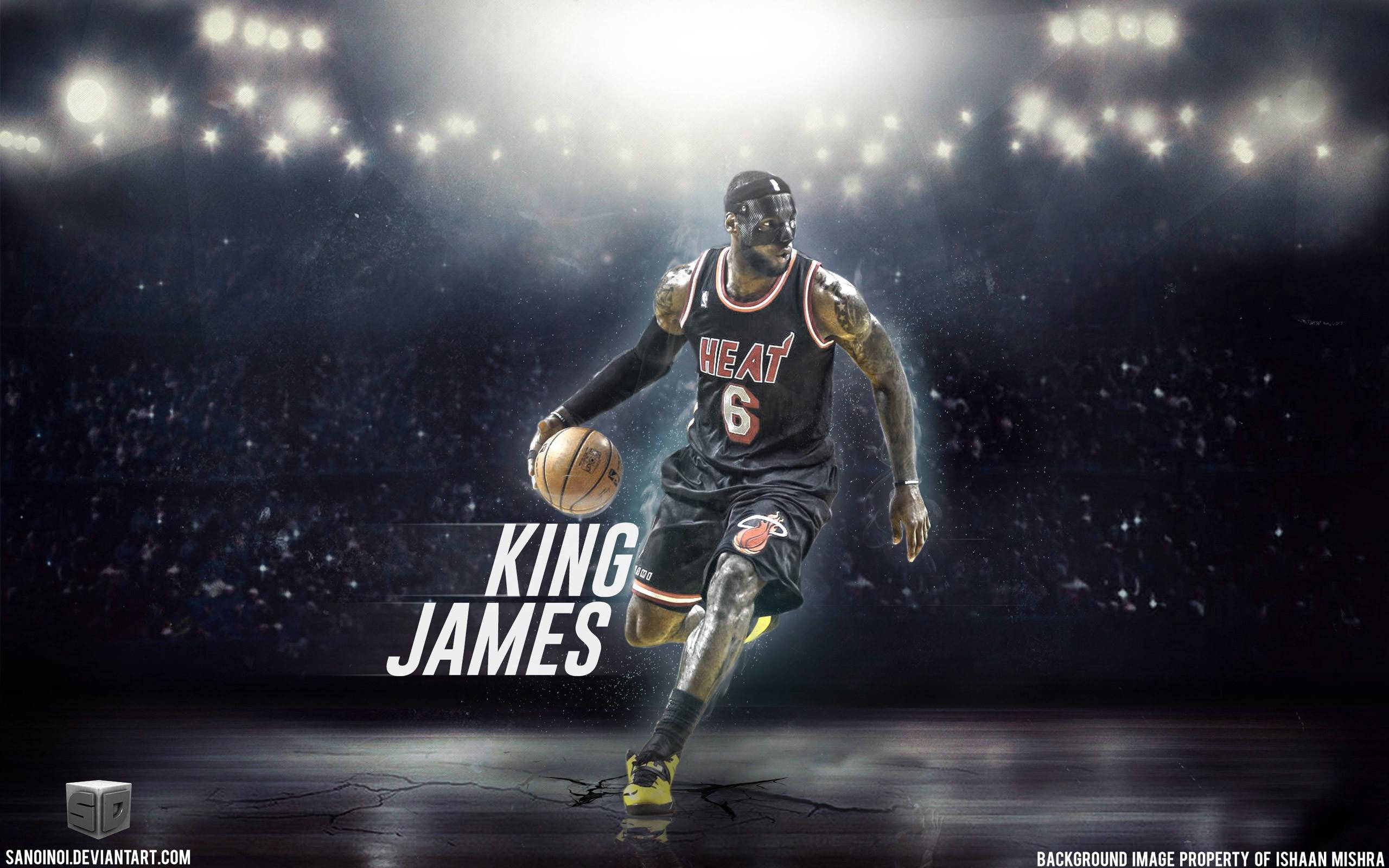 NBA 桌布 壁紙 — 勒布朗詹姆斯身穿邁阿密熱火球衣，在明亮的場館燈光下運球，帶有「KING JAMES」文字。