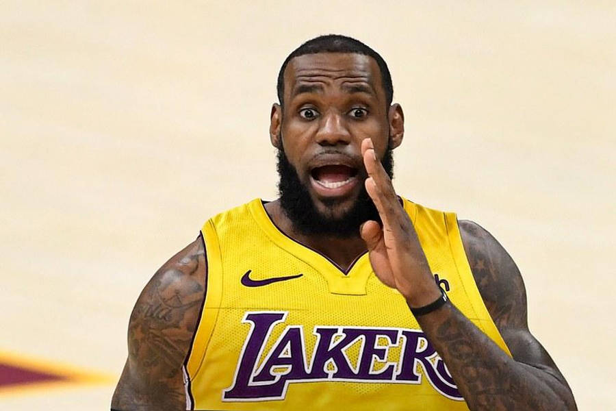 Lebron James Lakers 桌布 壁紙 — 勒布朗詹姆斯身穿黃色湖人球衣，在籃球場上睜大眼睛張開嘴巴作出反應。