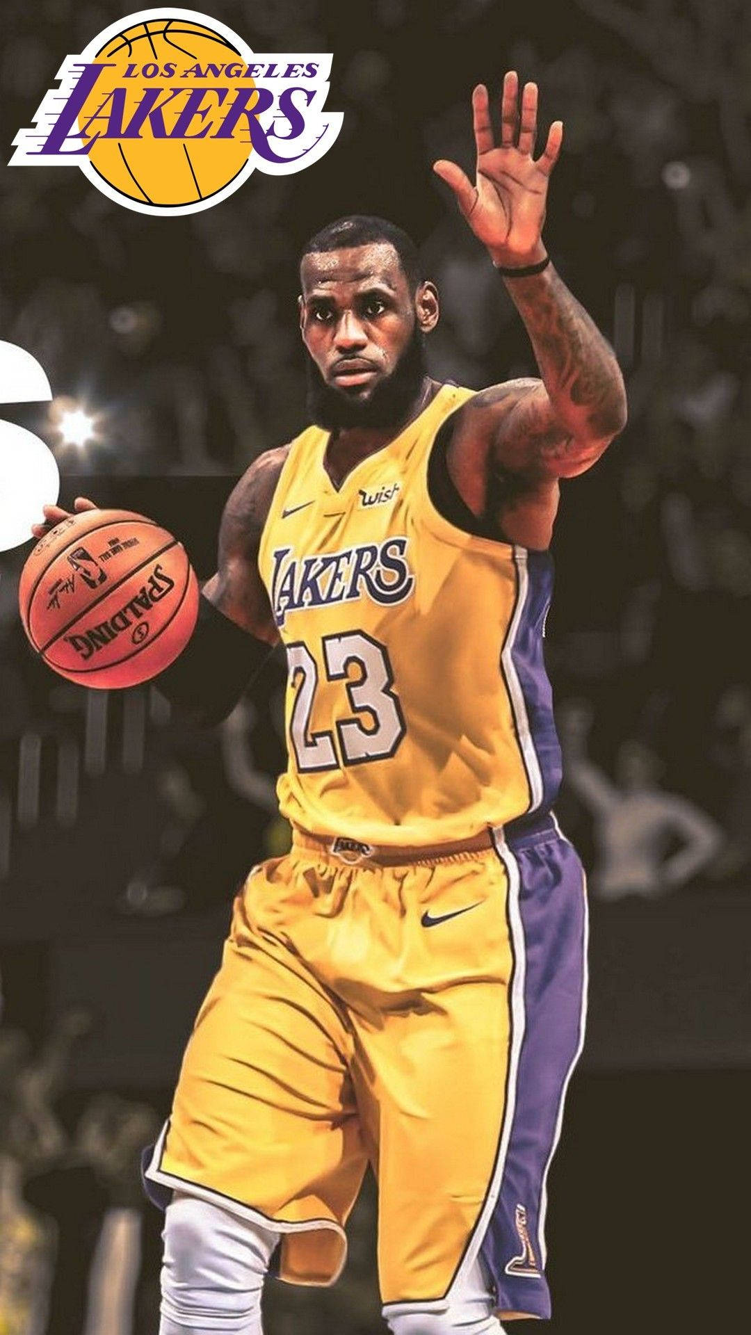 NBA 桌布 壁紙 — 勒布朗詹姆斯身穿黃色湖人球衣，手持籃球，在場館燈光下向球迷揮手。