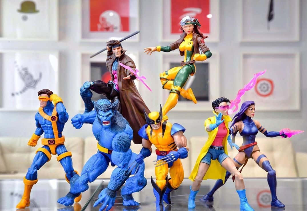toys 桌布 壁紙 — 動感X-Men人偶以英雄姿態擺放在玻璃表面上，背景為現代畫廊牆壁。