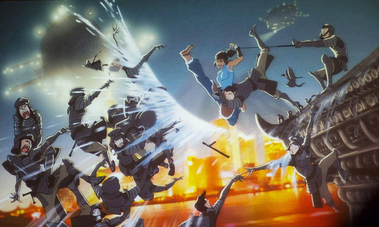 Korra 桌布 壁紙 — 動感動畫角色在半空中碰撞，發出發光的能量爆炸，背景是火紅的日落城市景觀。
